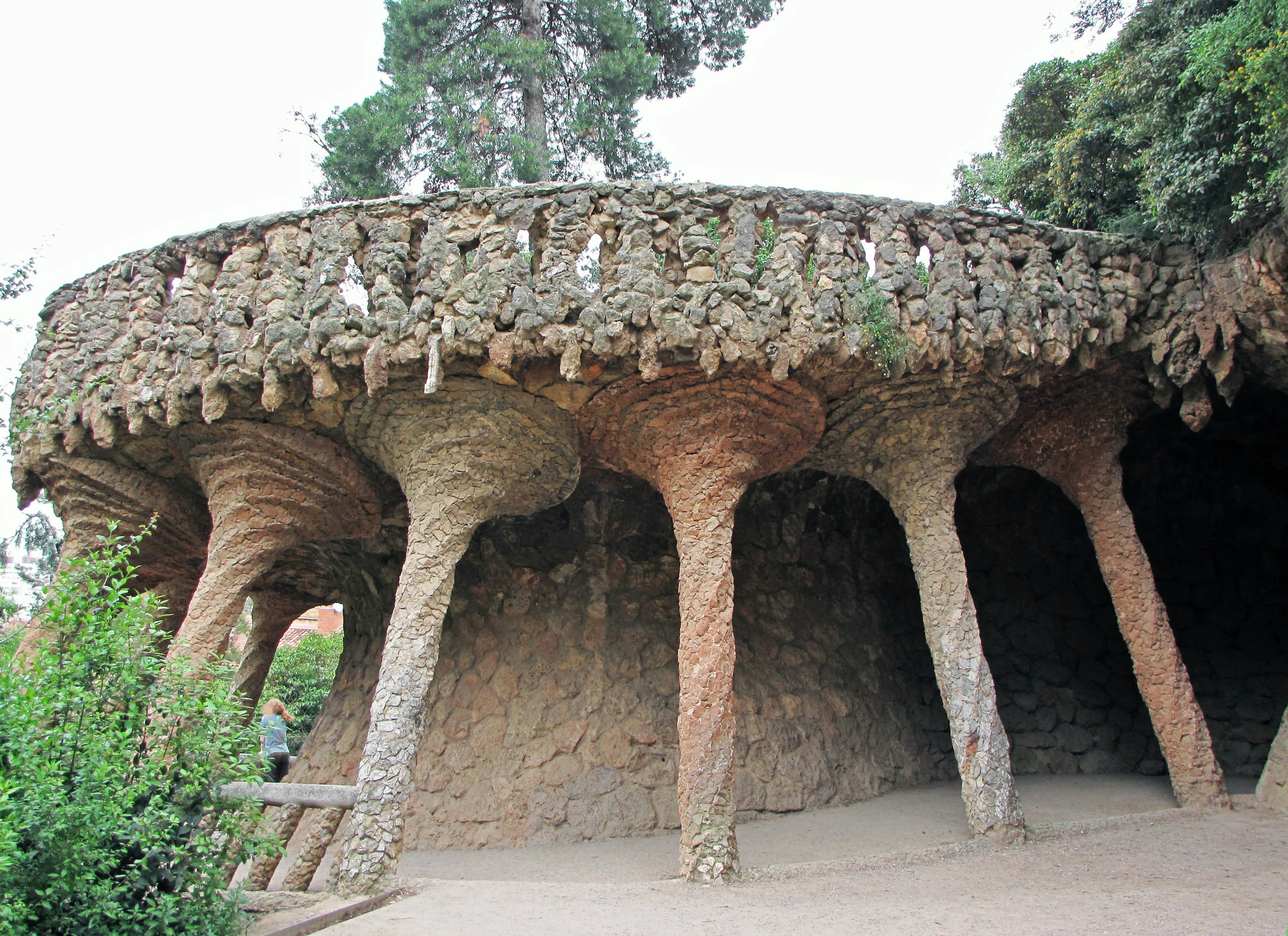 Struktur batu unik yang mencerminkan desain Casa Batlló