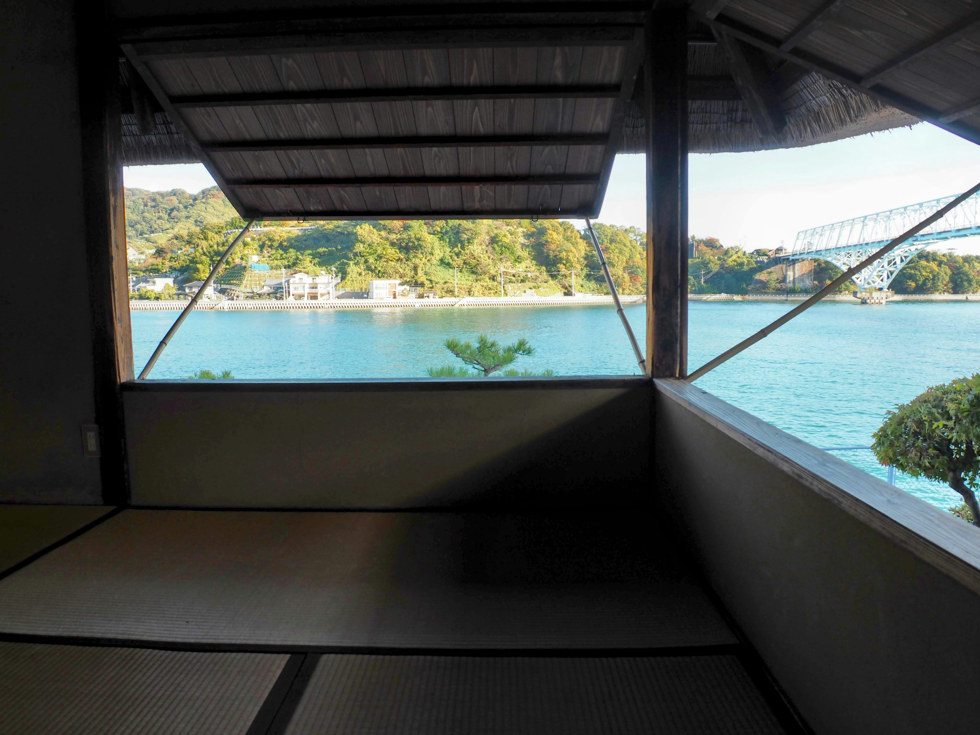 Vista desde una habitación de estilo japonés con vista al océano