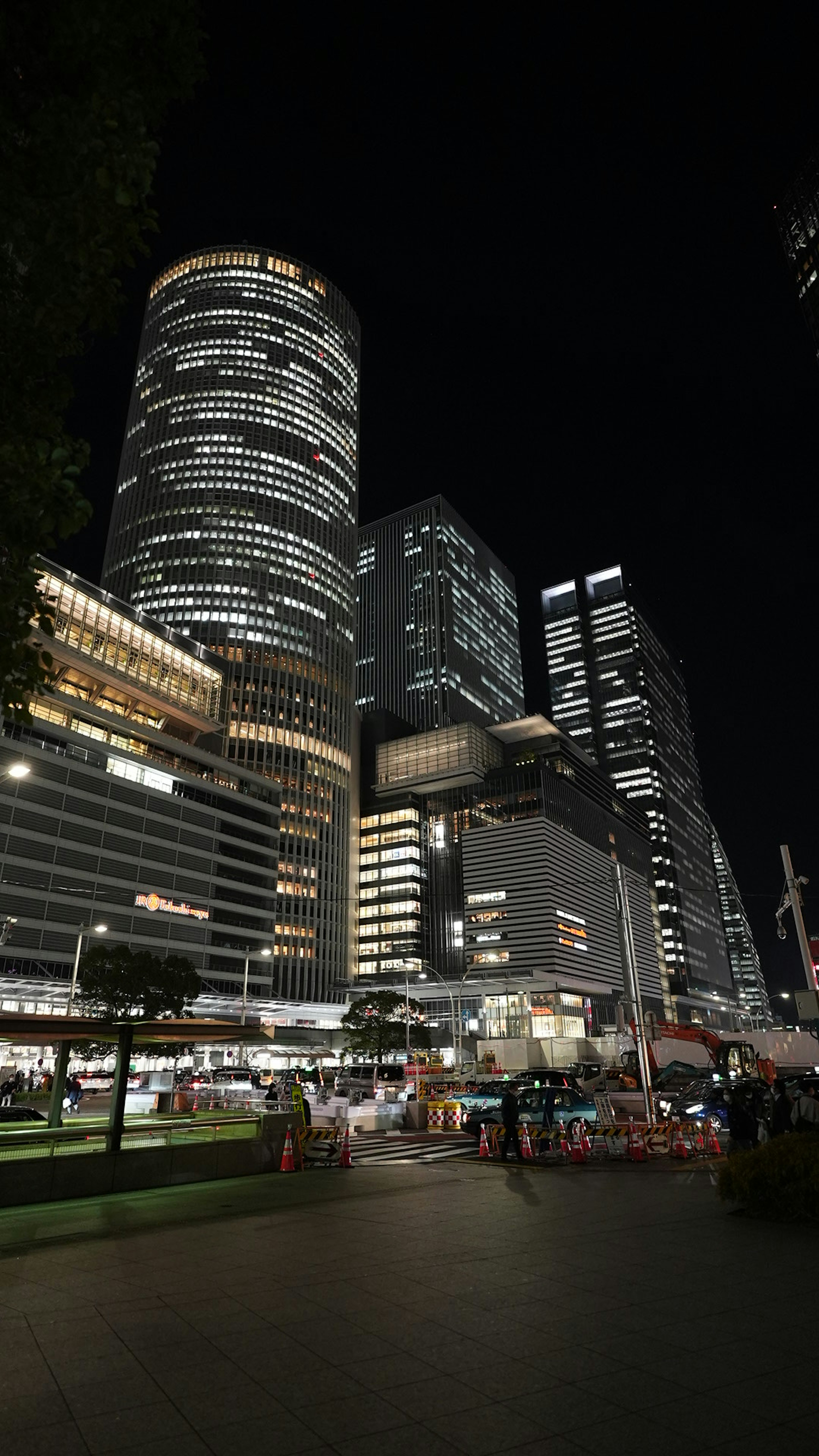 夜間城市天際線，閃爍的摩天大樓和街燈