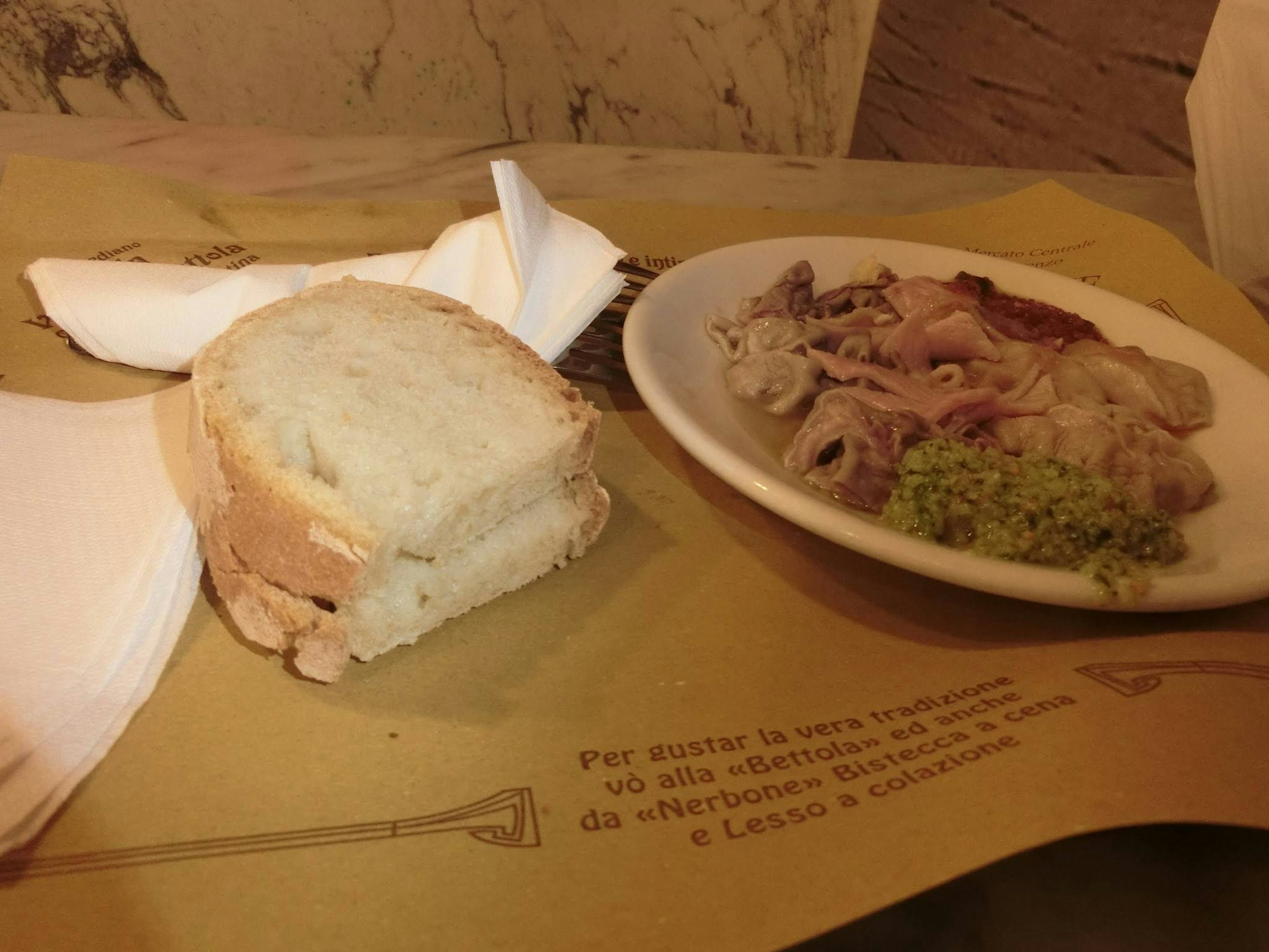 Pane bianco e un piatto di cibo su un tavolo