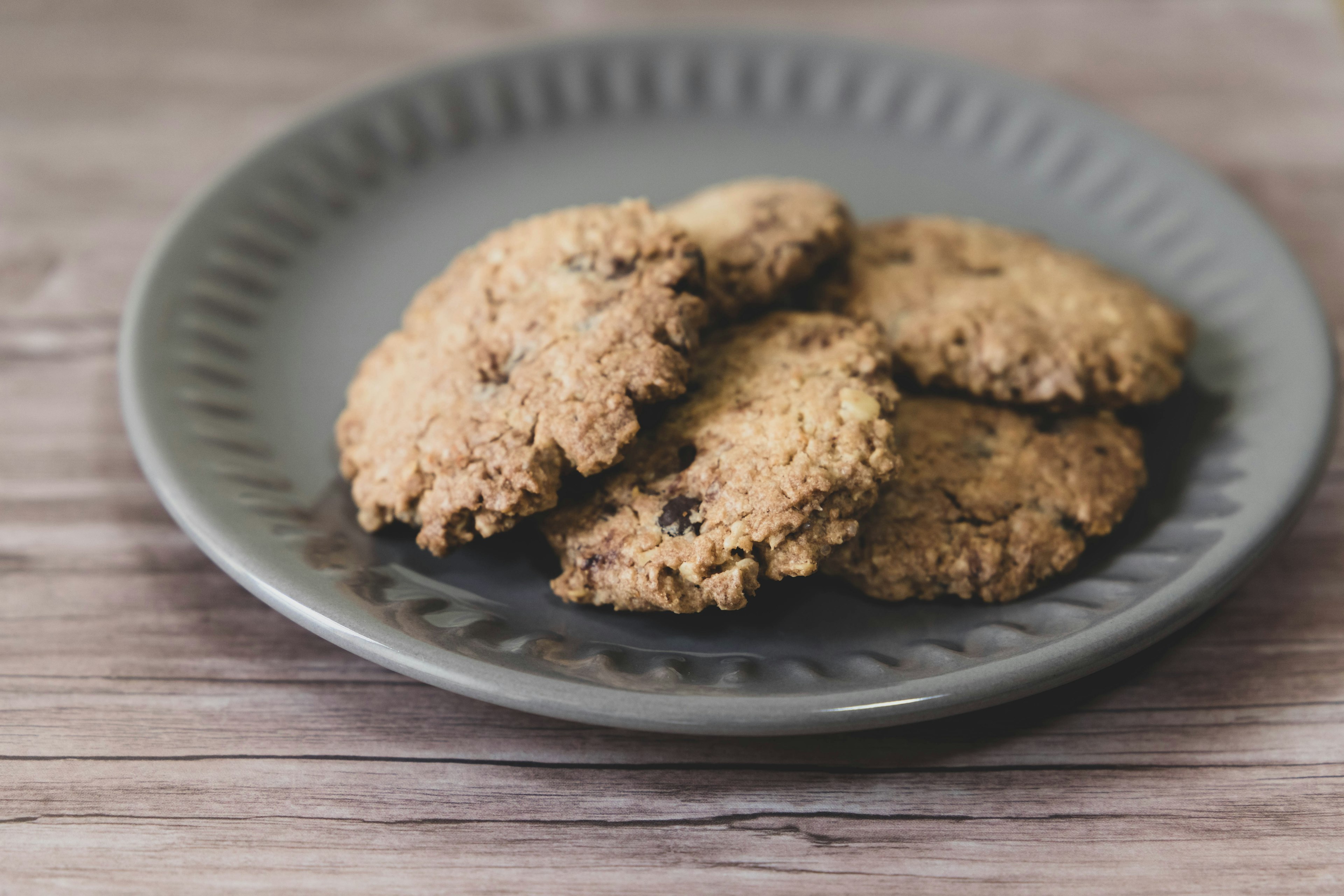 Biscotti marroni su un piatto grigio