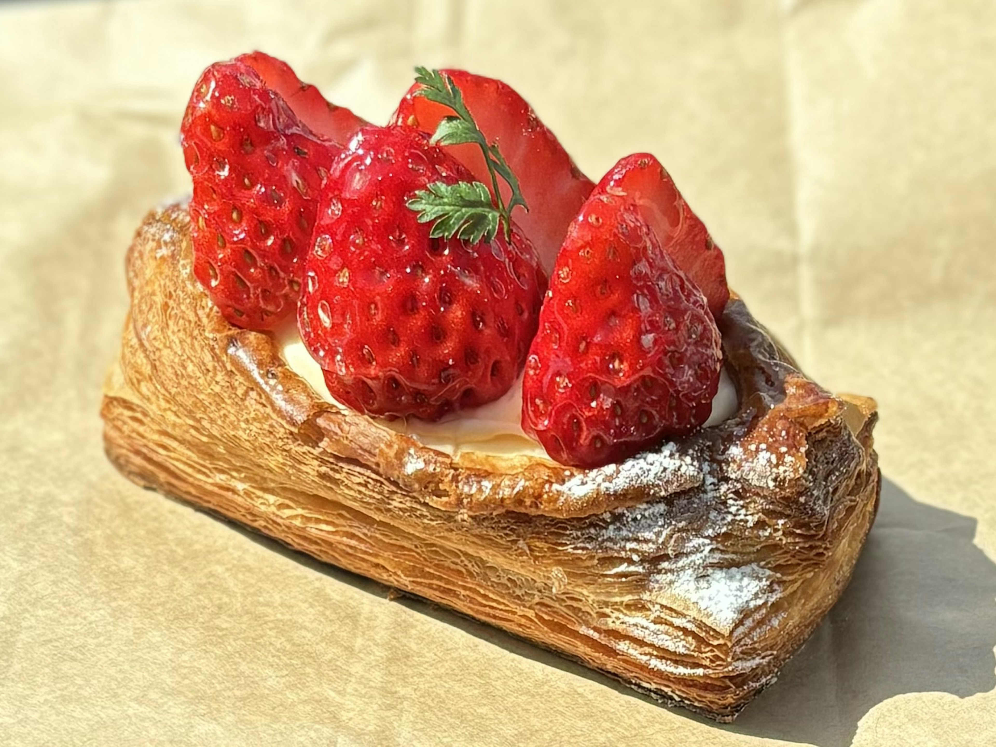 Dessert en pâte feuilletée garni de fraises fraîches