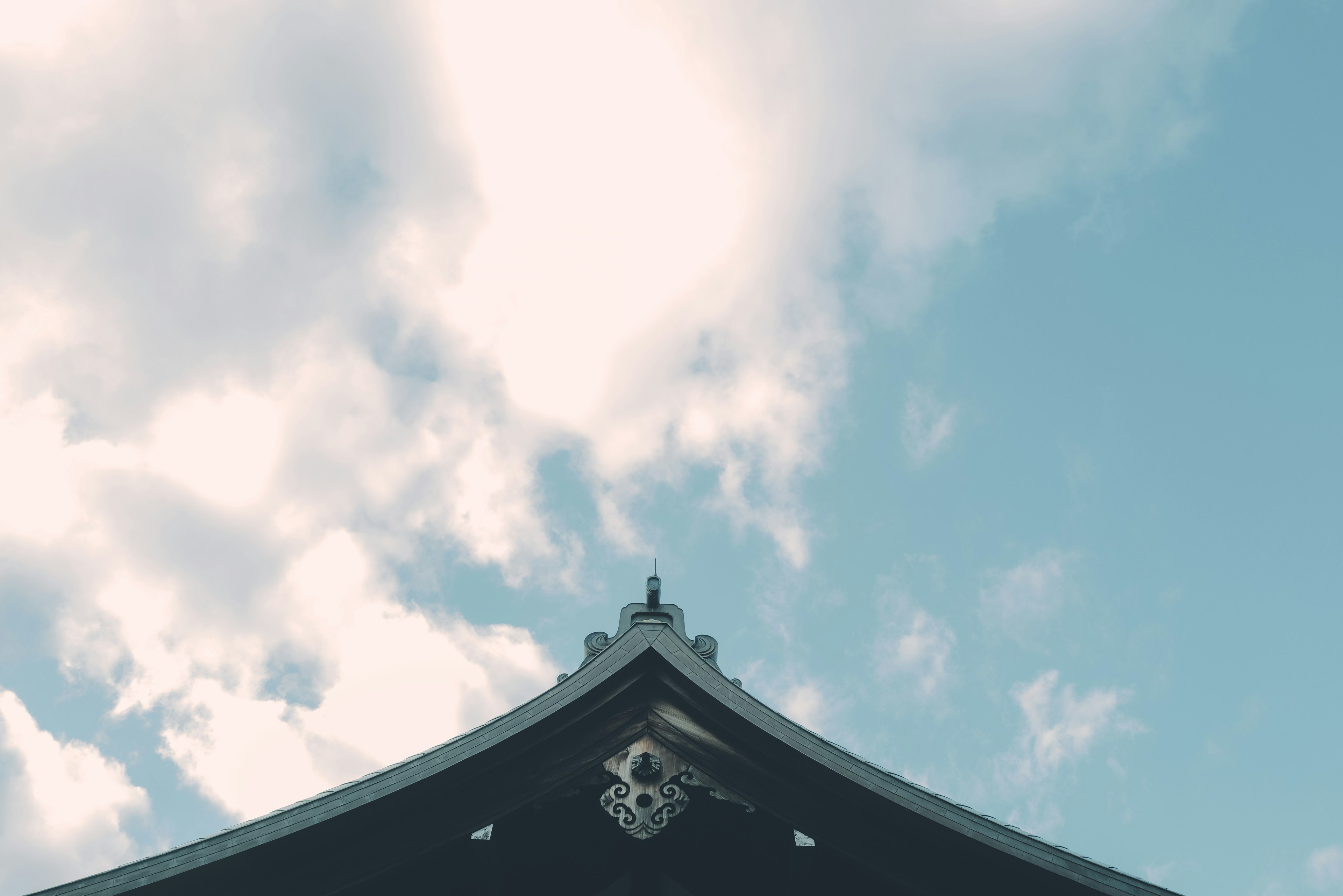 Teil eines traditionellen Gebäudedachs unter blauem Himmel