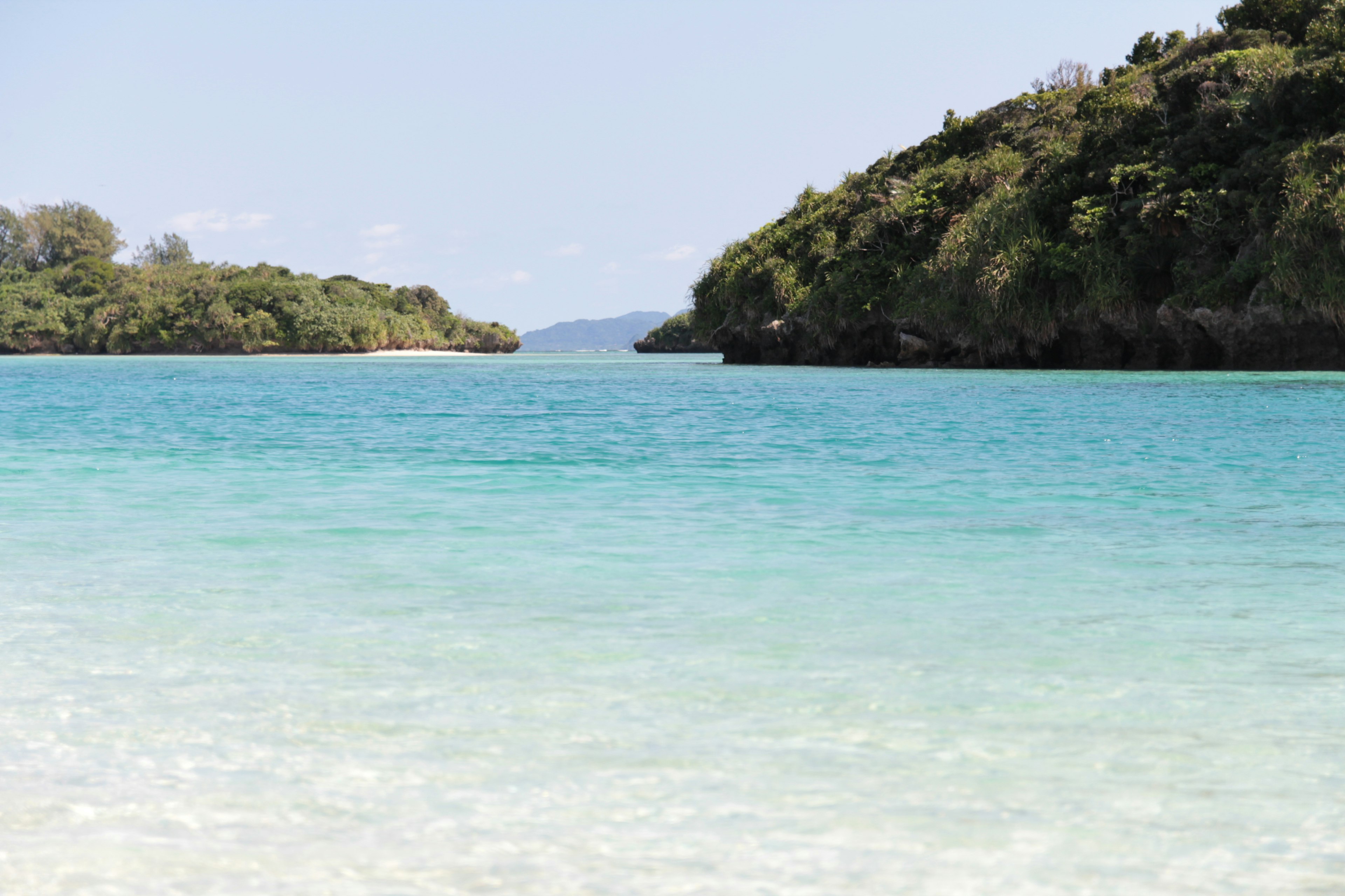 Paysage magnifique avec mer bleue et collines vertes