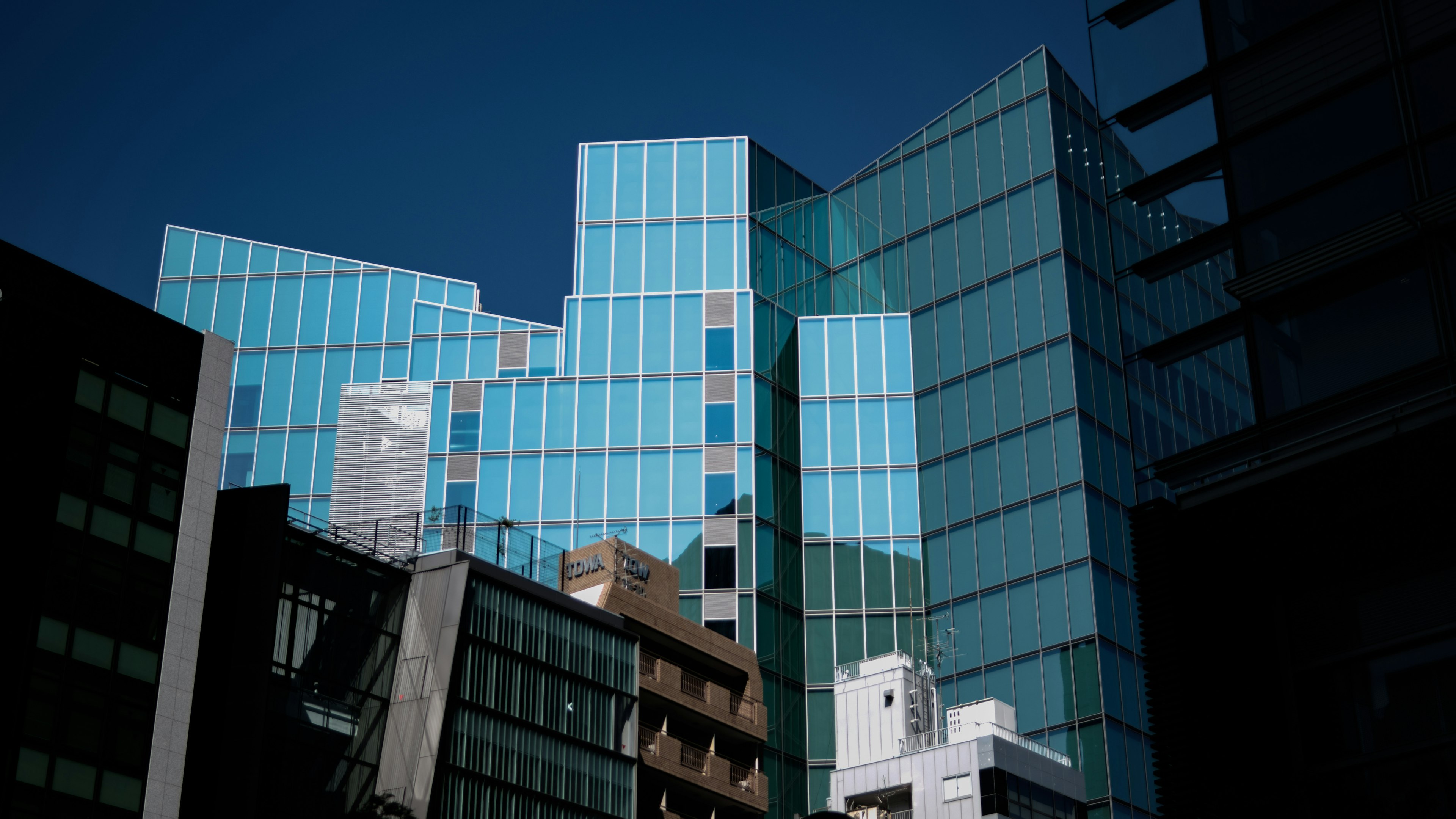 Städtische Landschaft mit blauen Glasgebäuden, die Sonnenlicht reflektieren