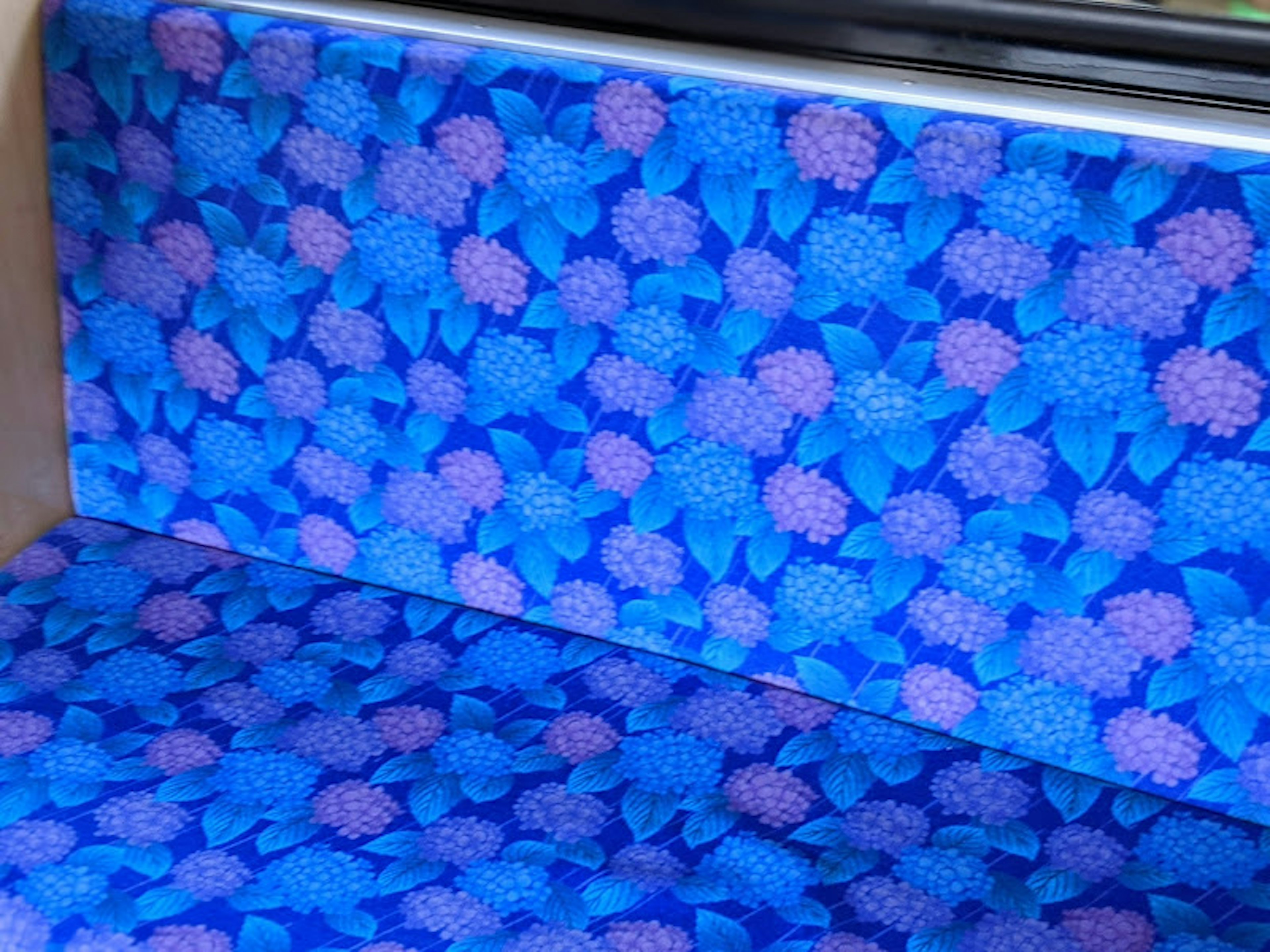 Conception de siège avec motif floral bleu et violet