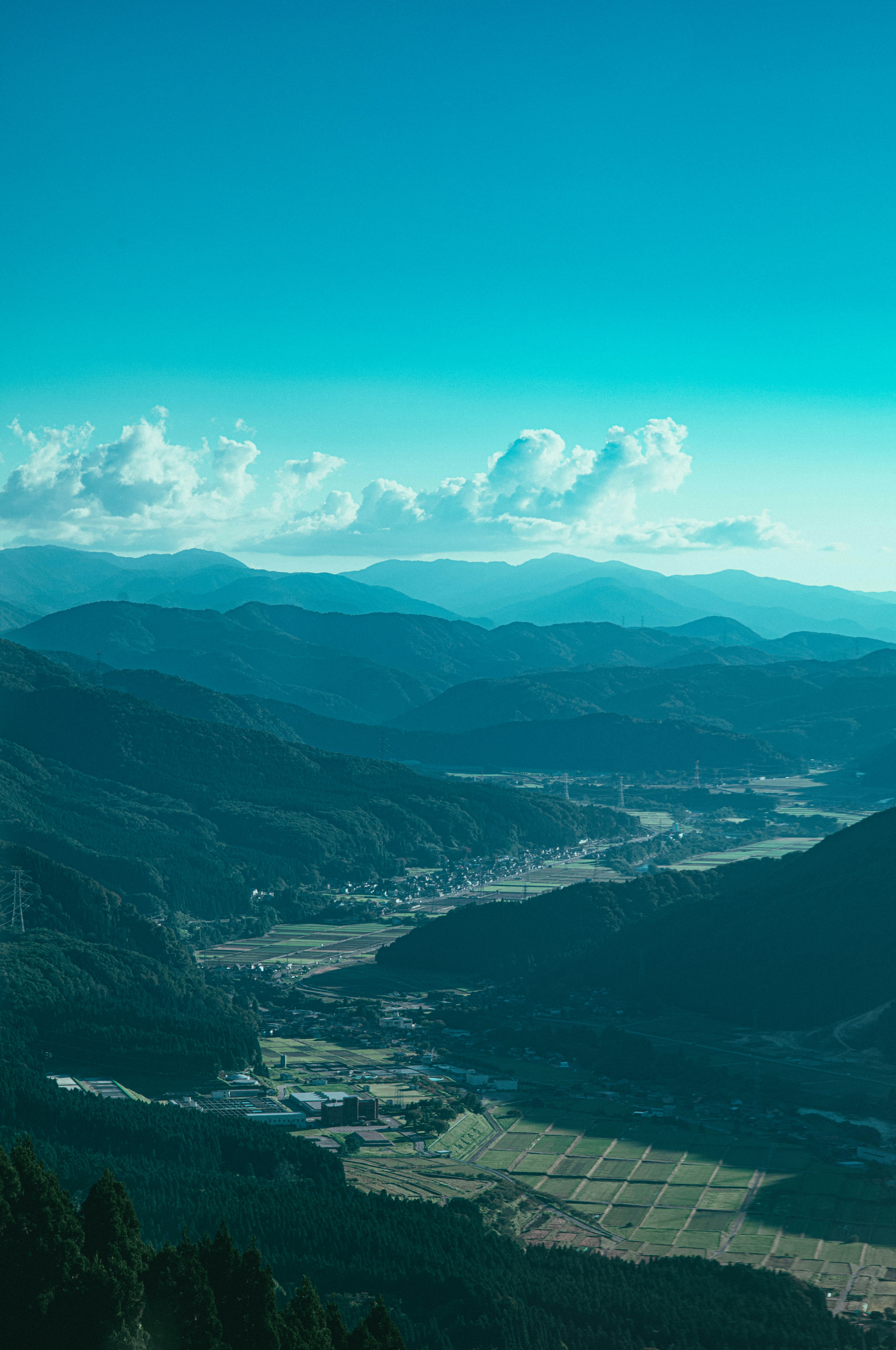 Splendido paesaggio montano con cielo blu e nuvole