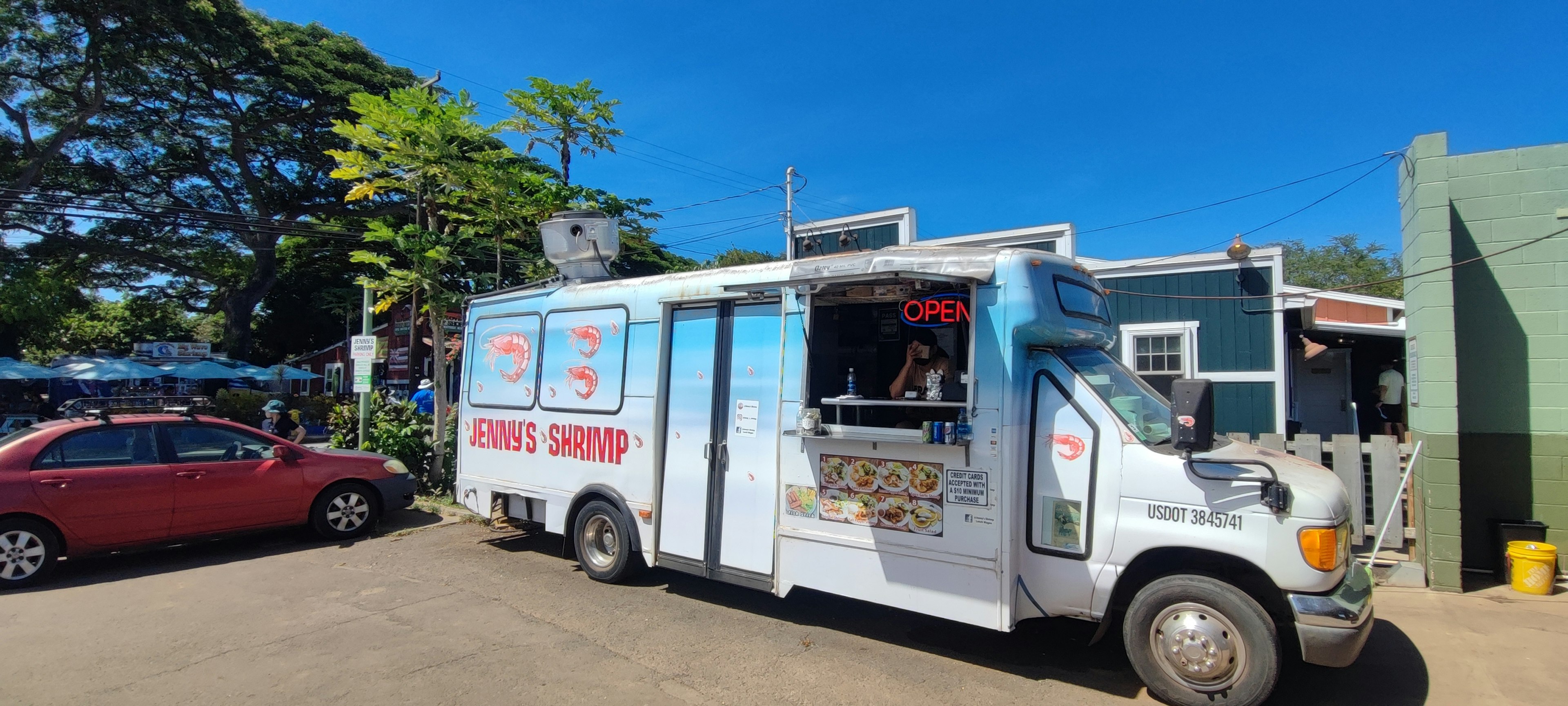 Camion de nourriture servant des plats sous un ciel bleu clair