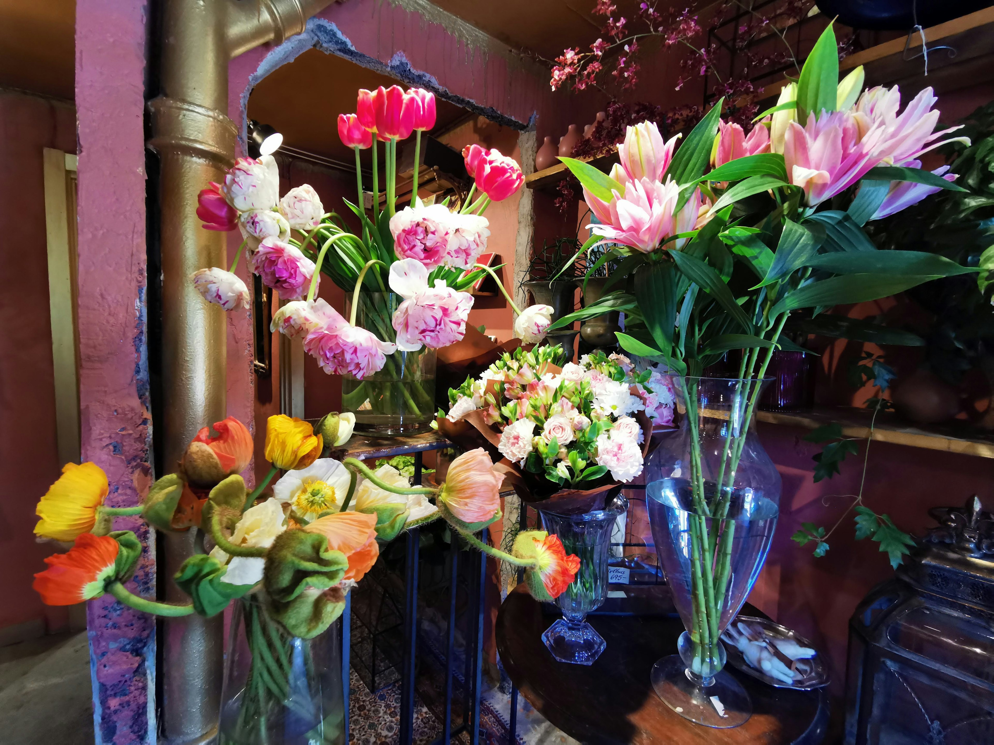 Una exhibición vibrante de flores coloridas en el interior de una tienda