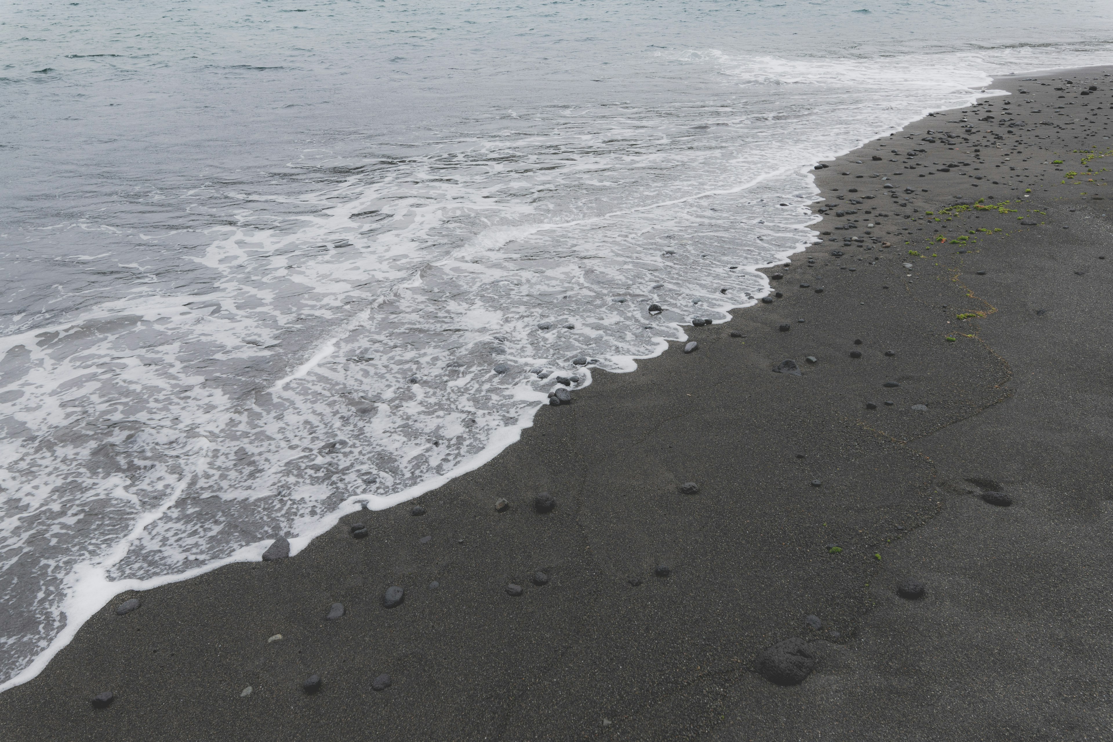 Wellen brechen an einem Sandstrand