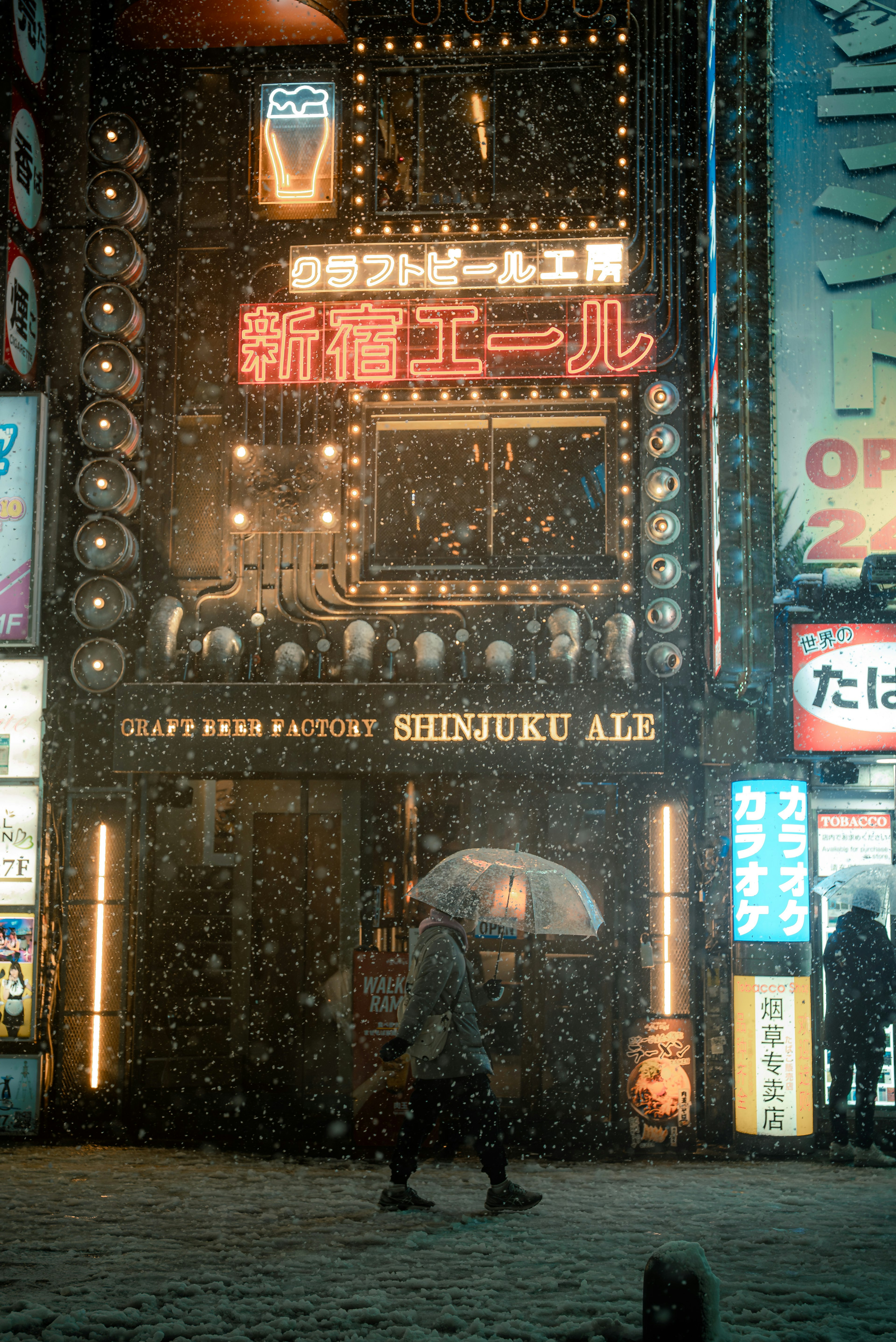 Cartel de neón de Shinjuku Ale con una persona caminando en la nieve