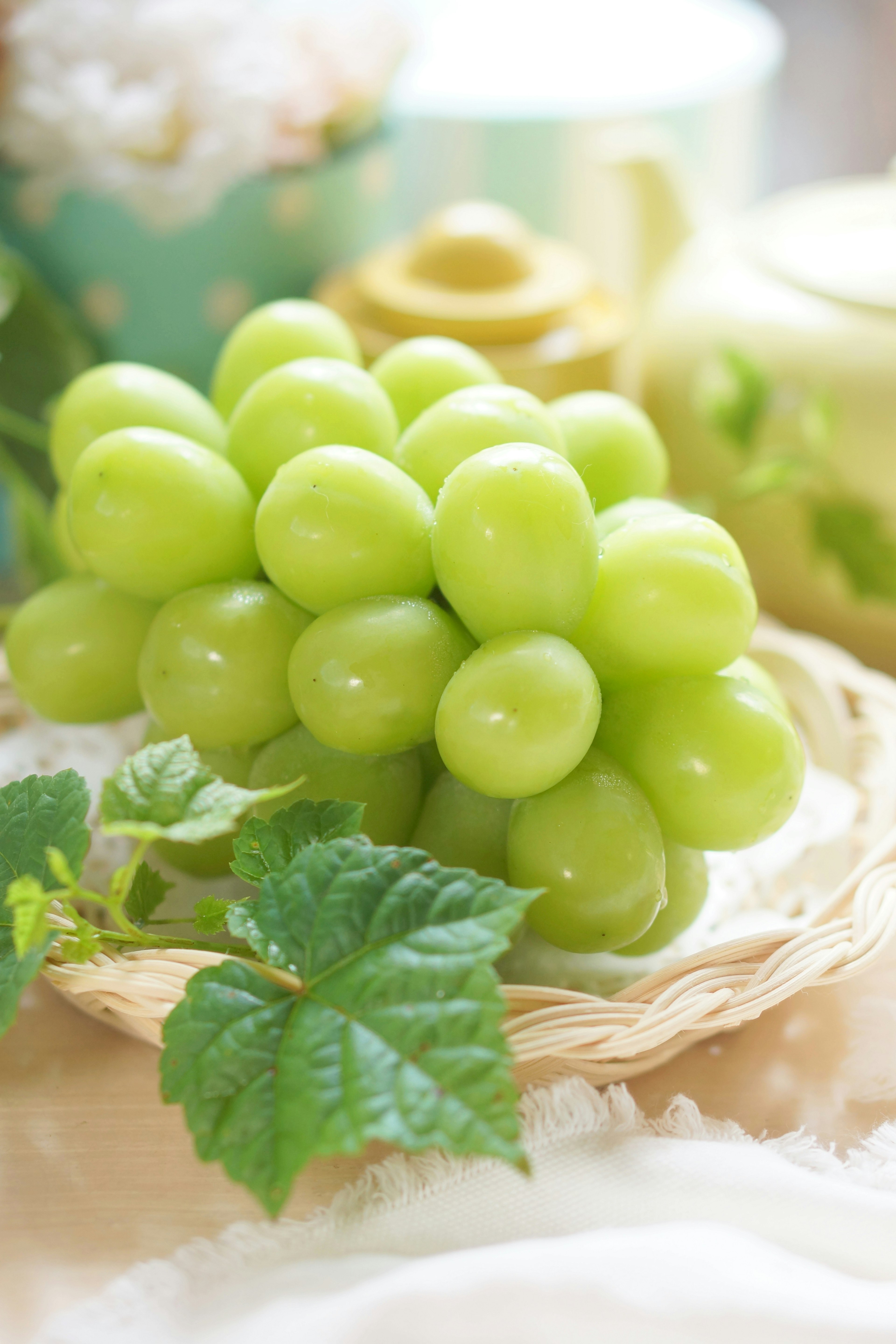 Un hermoso racimo de uvas verdes dispuestas en una cesta