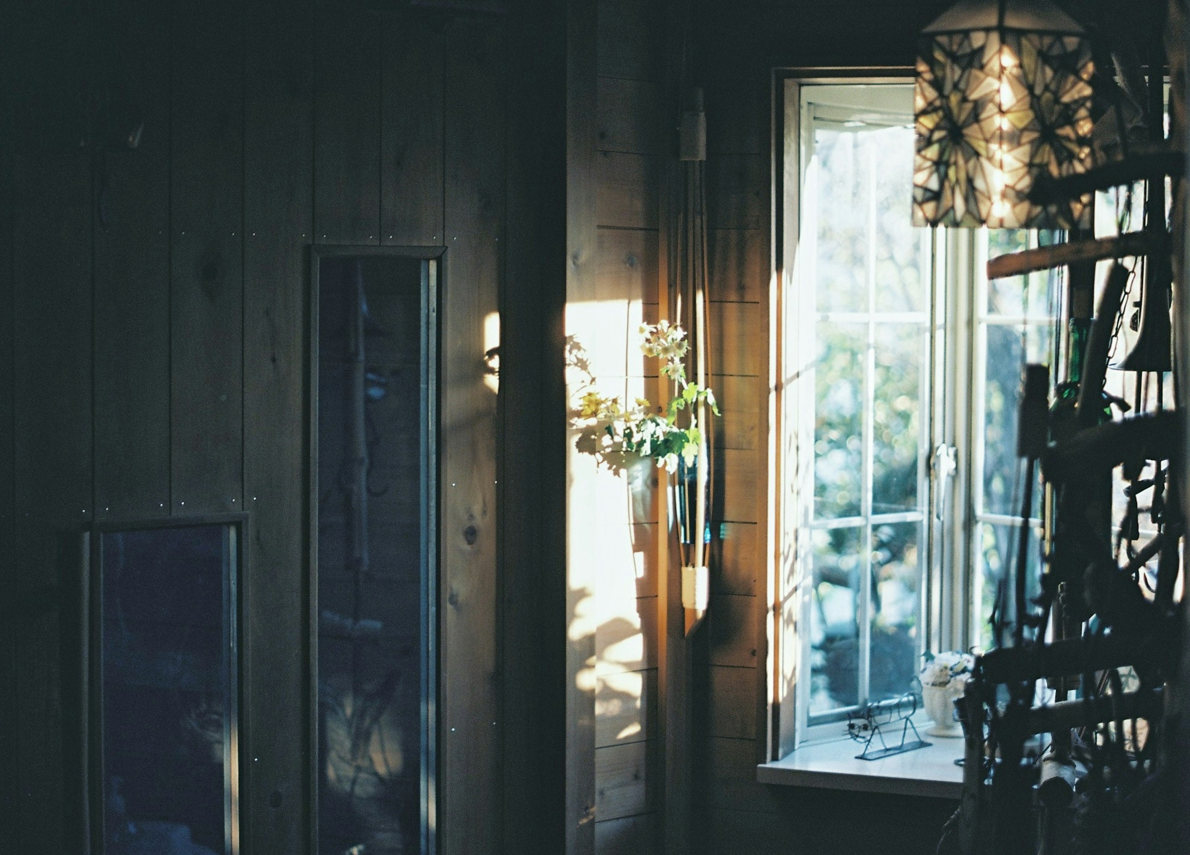 Foto interior con paredes de madera y luz natural de la ventana