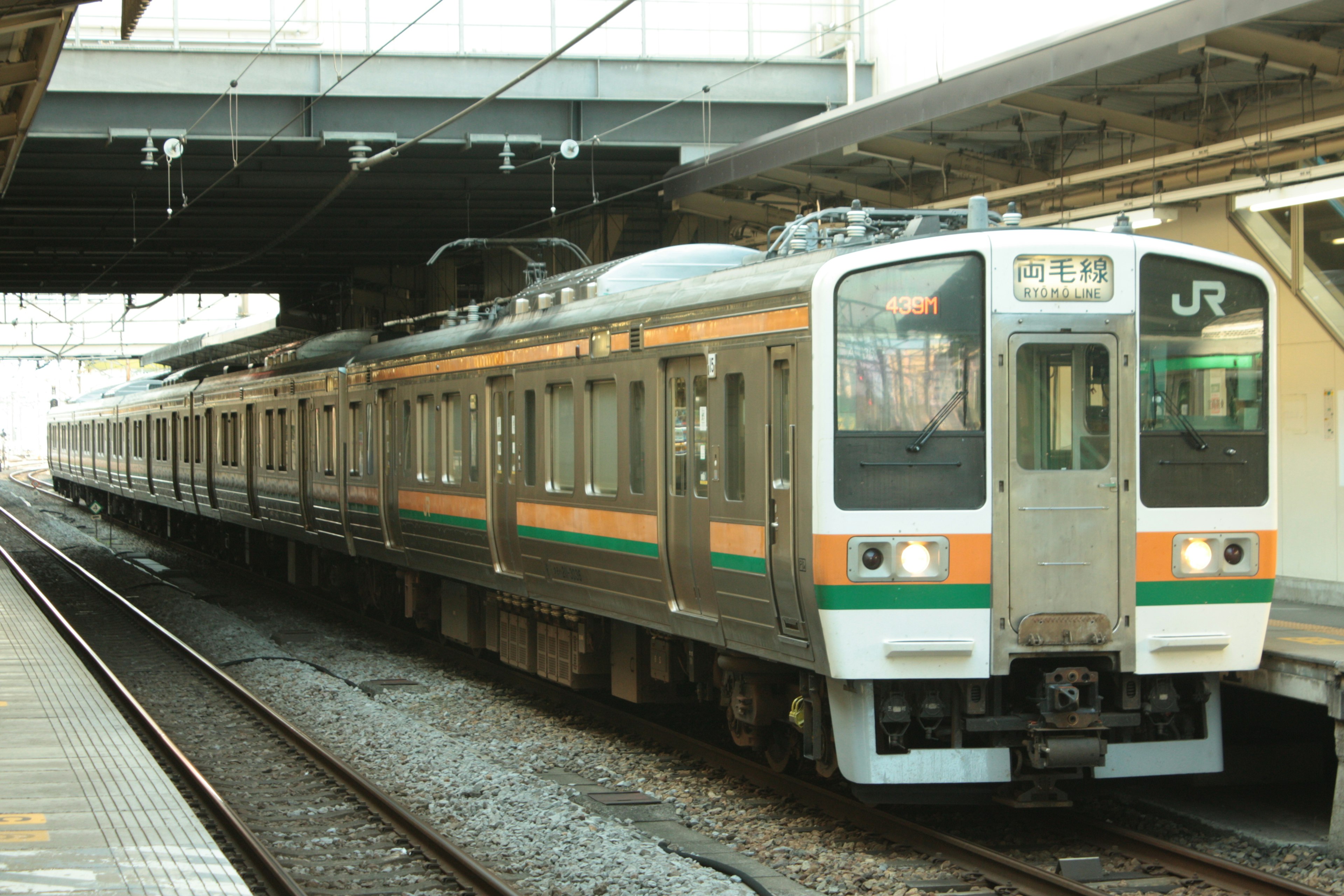 JRの電車が駅に停車している様子