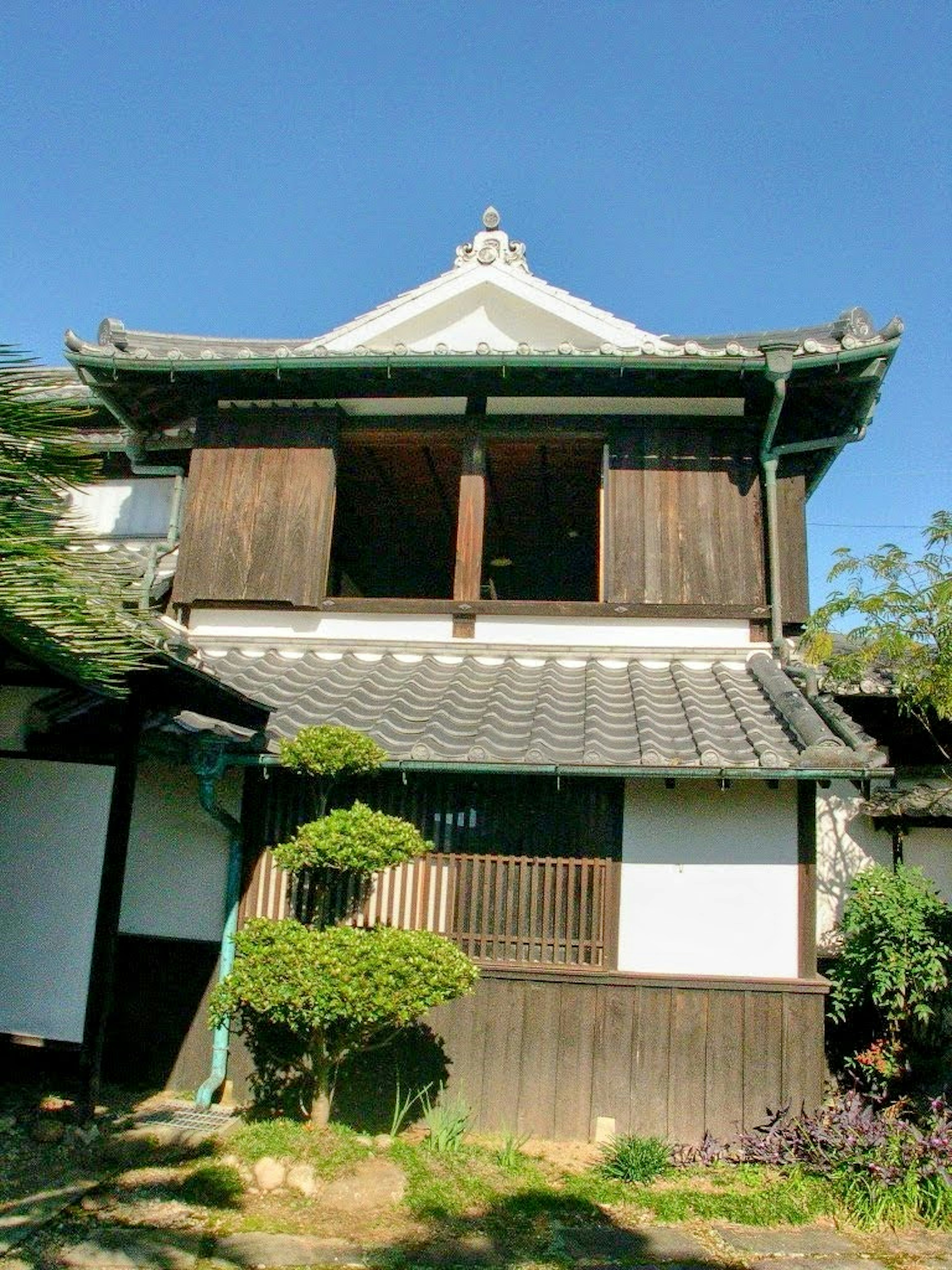 Exterior de un edificio japonés tradicional con techo de tejas y ventanas de madera