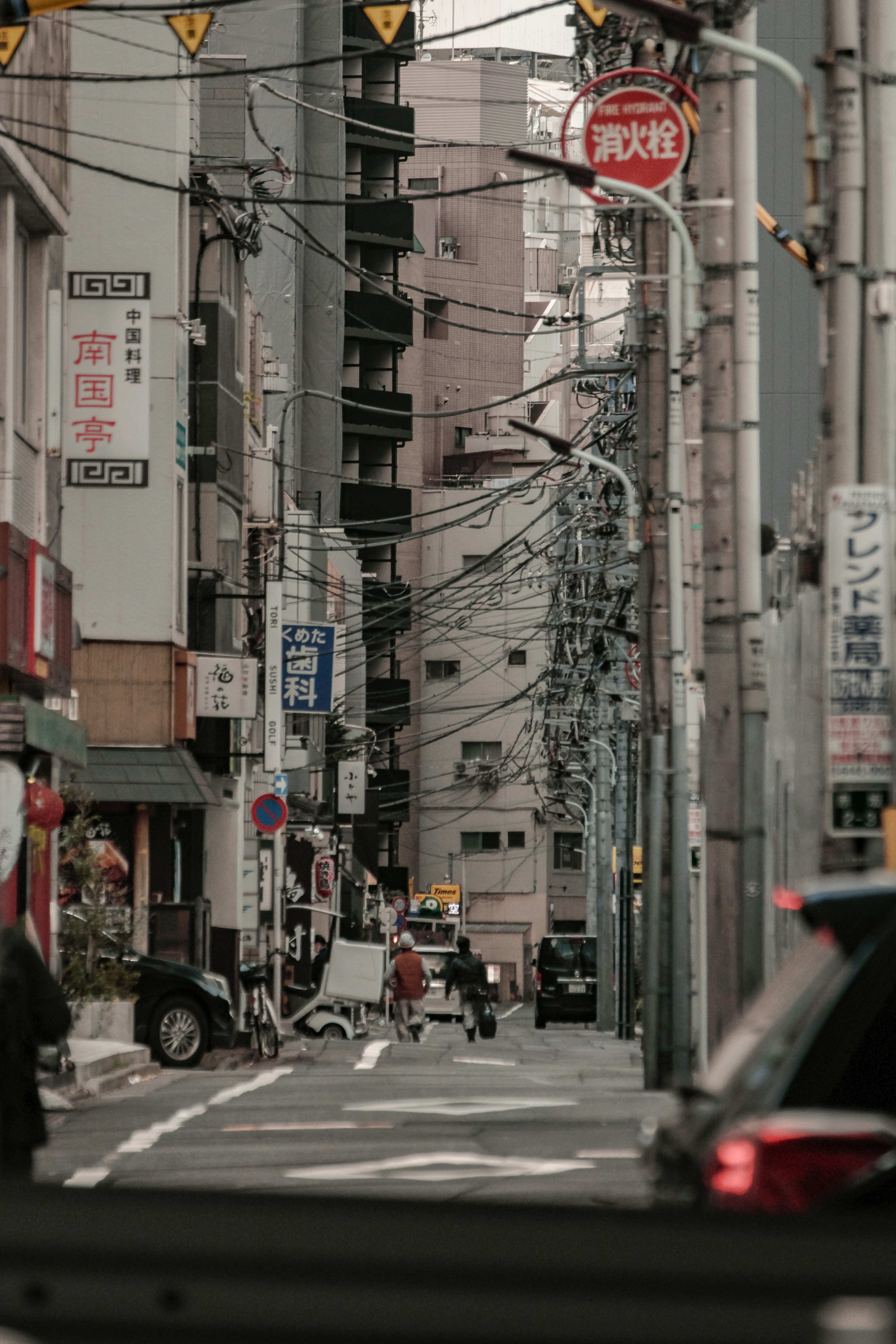 좁은 거리와 건물, 전선이 있는 도시 풍경