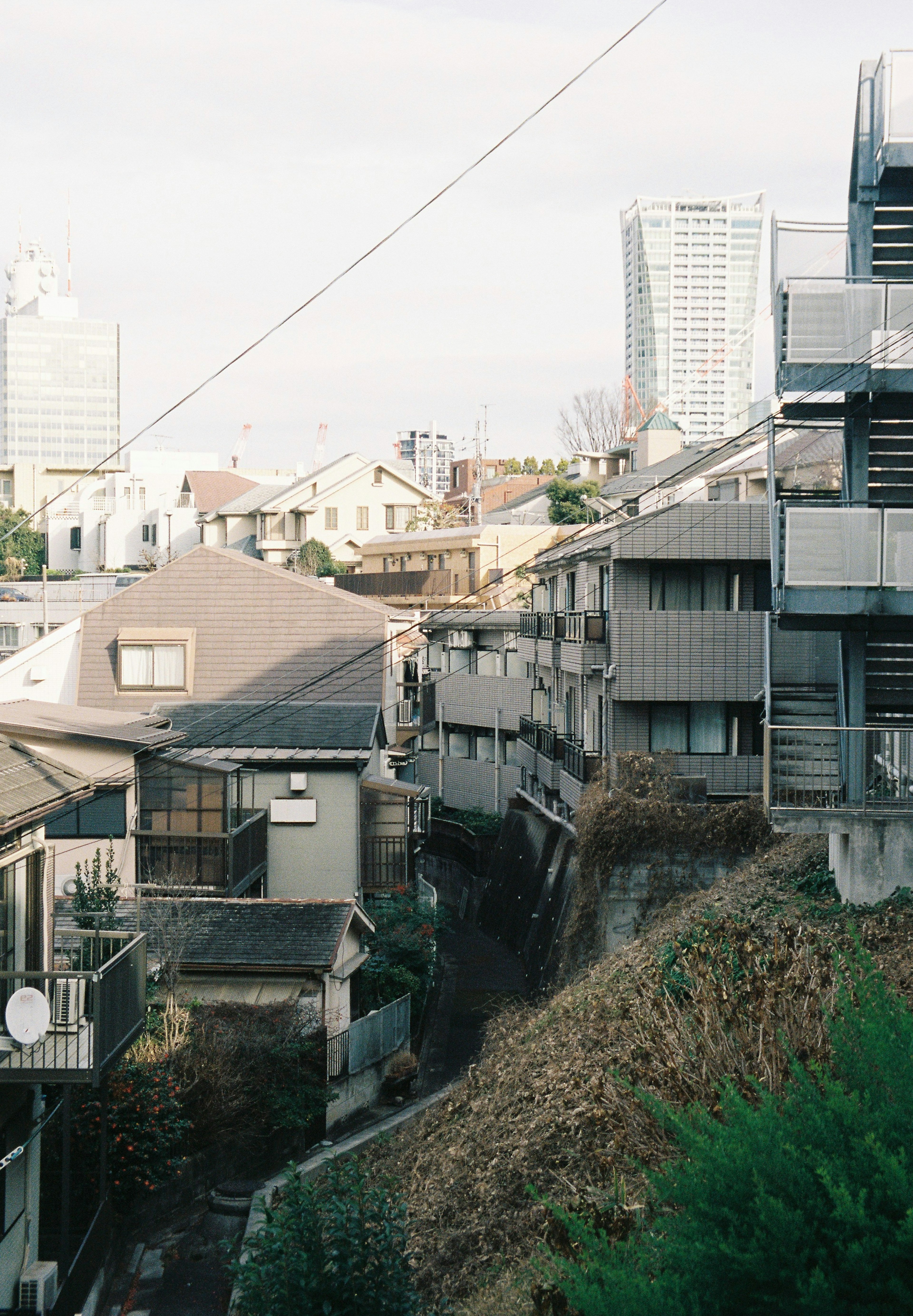 Städtische Landschaft in Tokio mit modernen Gebäuden und traditionellen Häusern