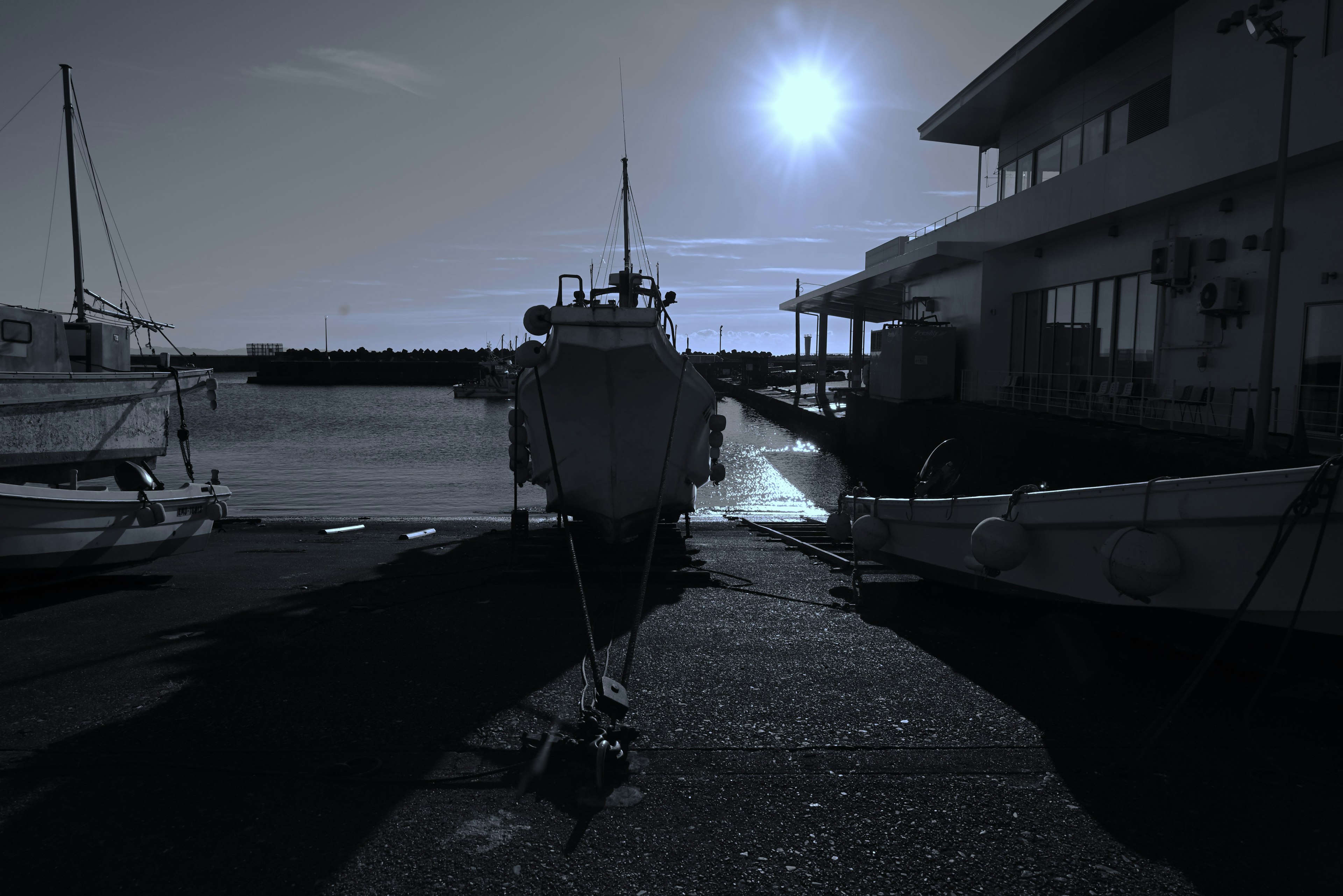 Barco atracado en el puerto bajo un cielo iluminado por la luna