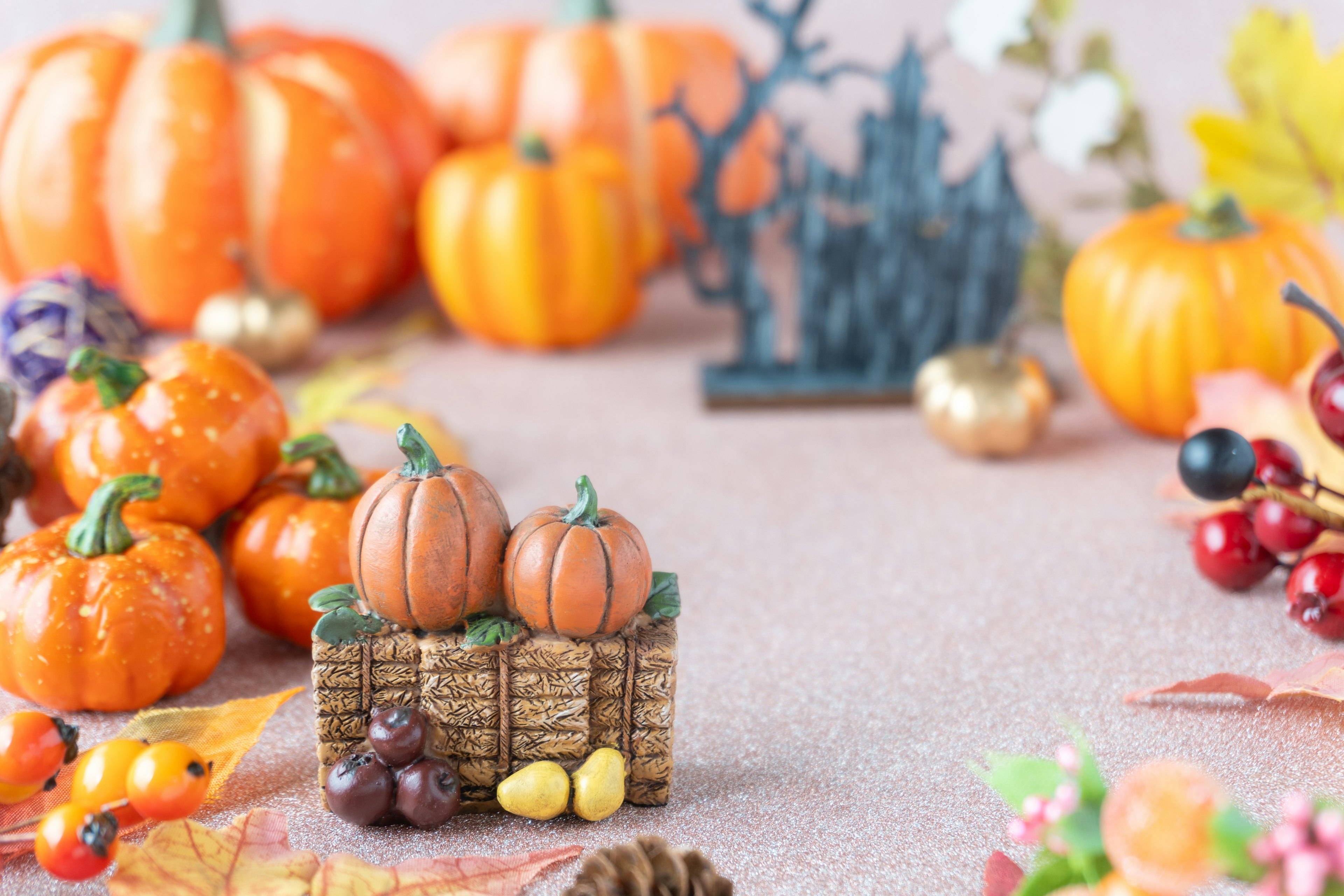 Une collection de petites citrouilles et de décorations d'automne disposées sur une table