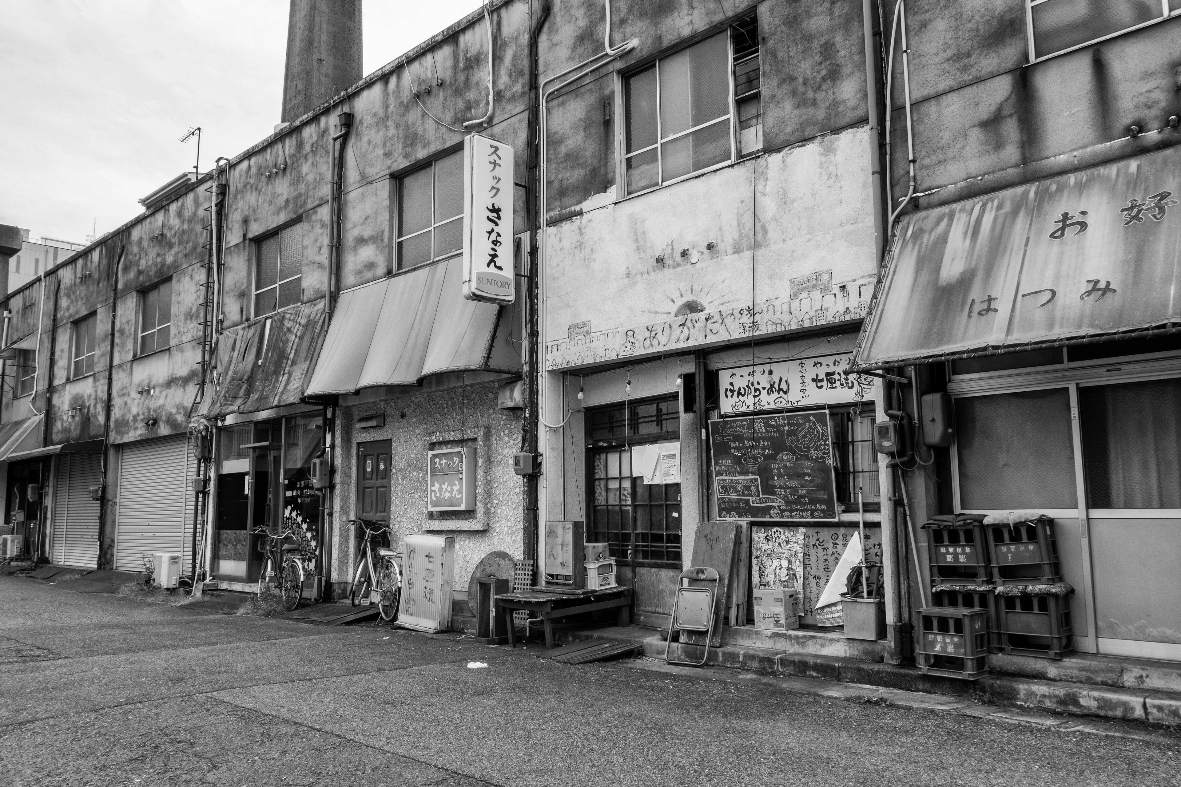 Photo en noir et blanc de vieux bâtiments dans une rue