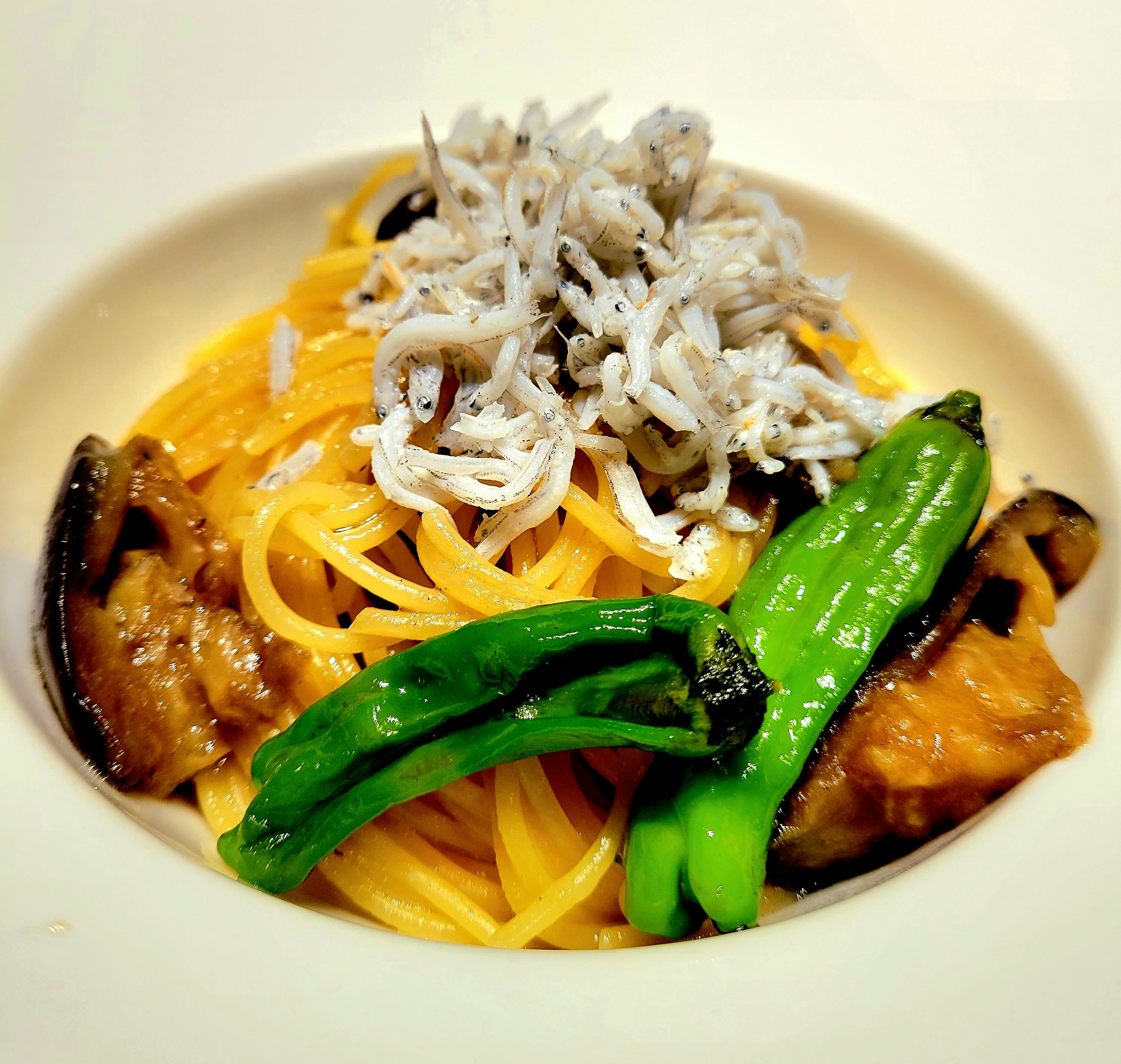 Spaghetti topped with whitebait and green peppers