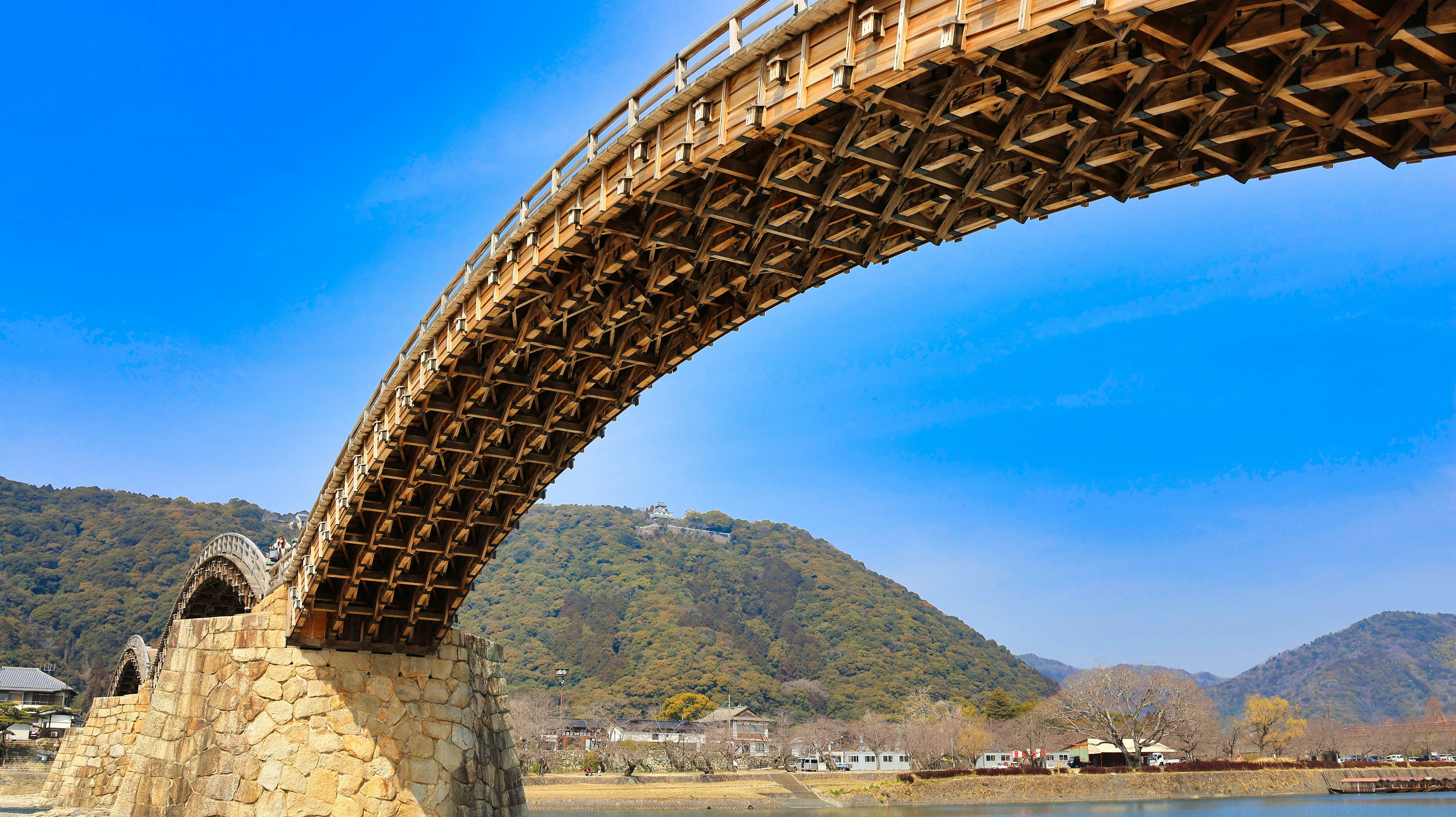 Bellissimo ponte ad arco in legno contro un cielo blu