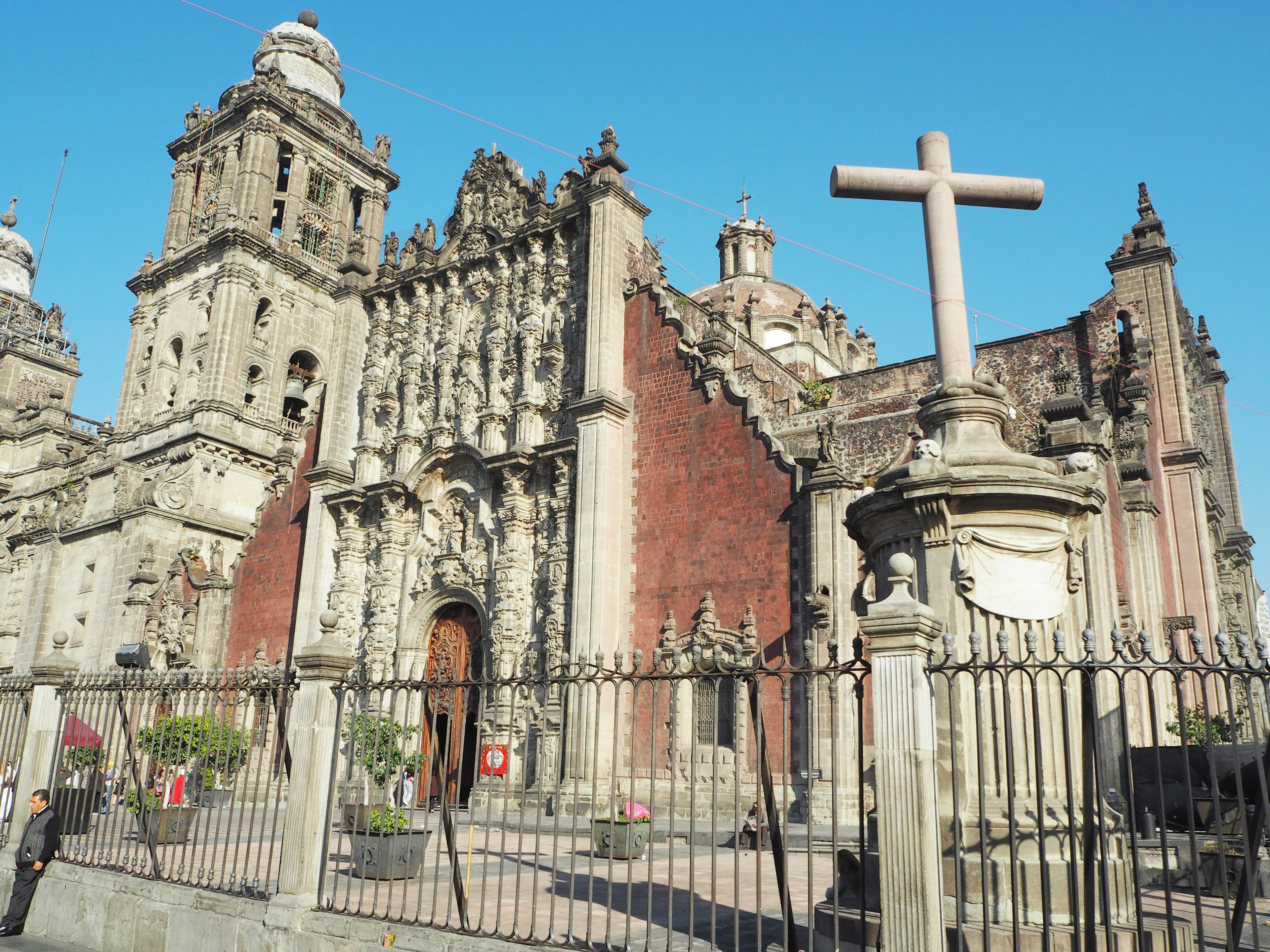 Außenansicht einer schönen Kirche in Mexiko-Stadt mit beeindruckender Architektur und historischen Skulpturen