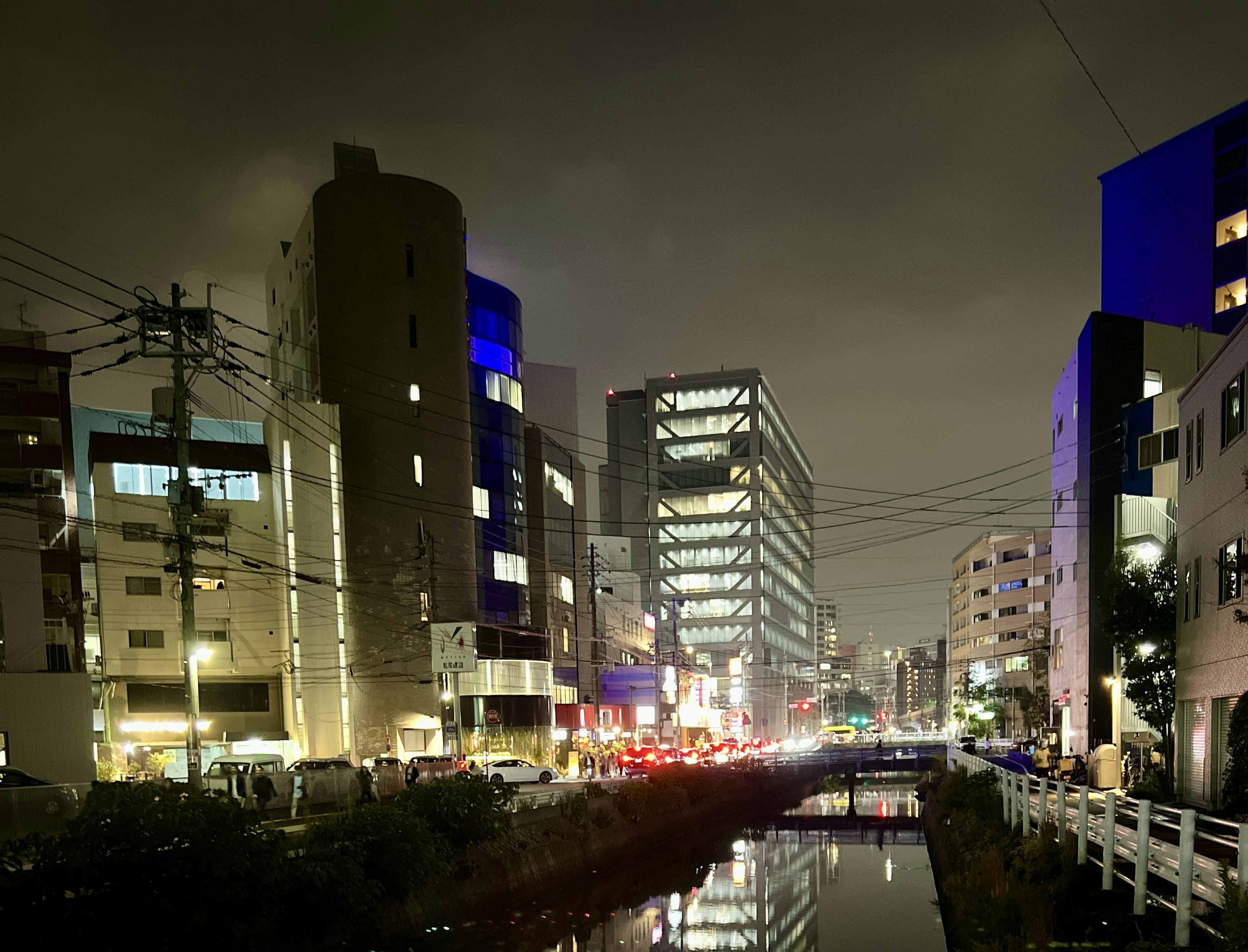 夜景城市景观，展示运河和照亮的建筑