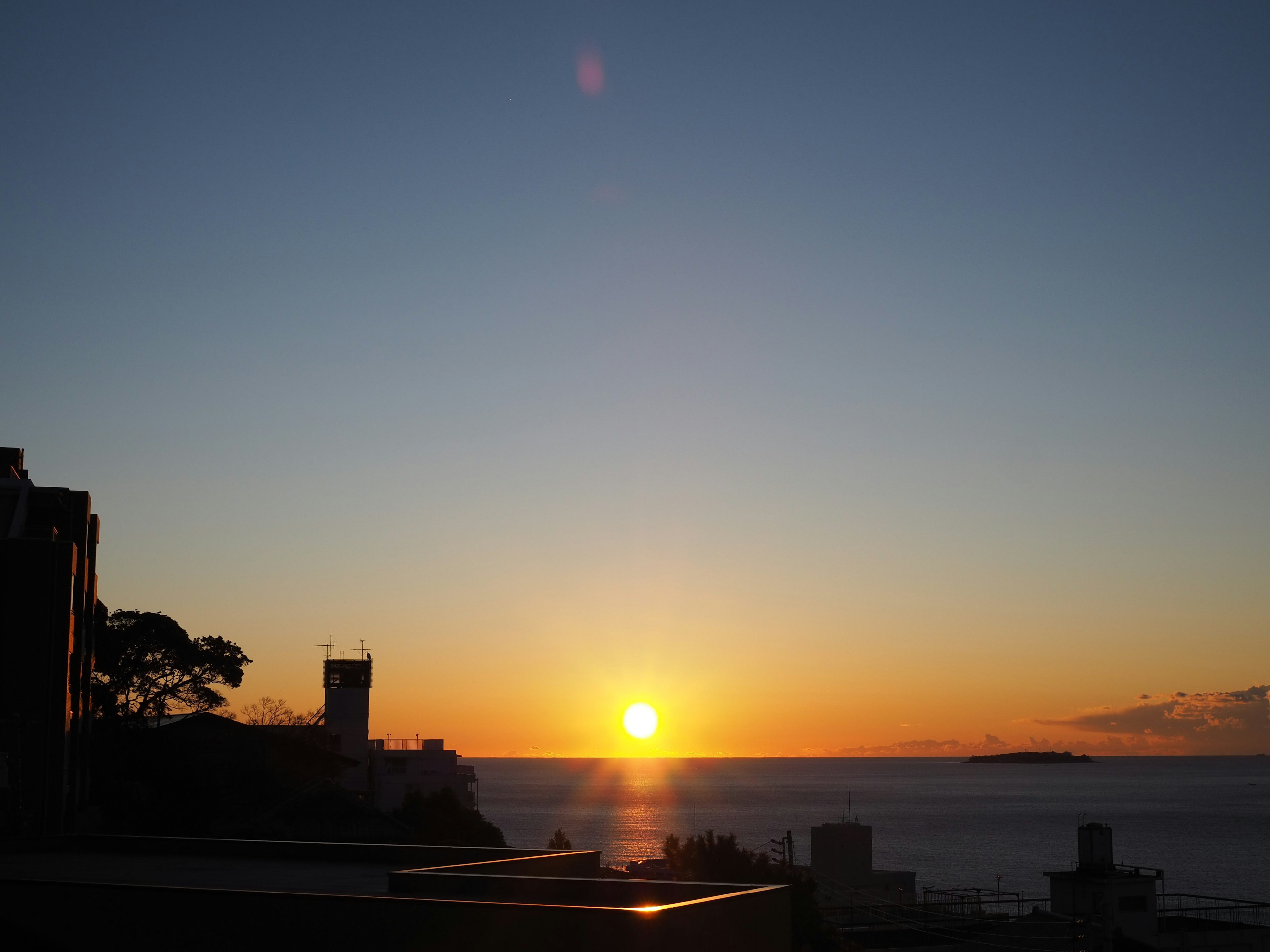 美しい海に沈む夕日と静かな空のグラデーション