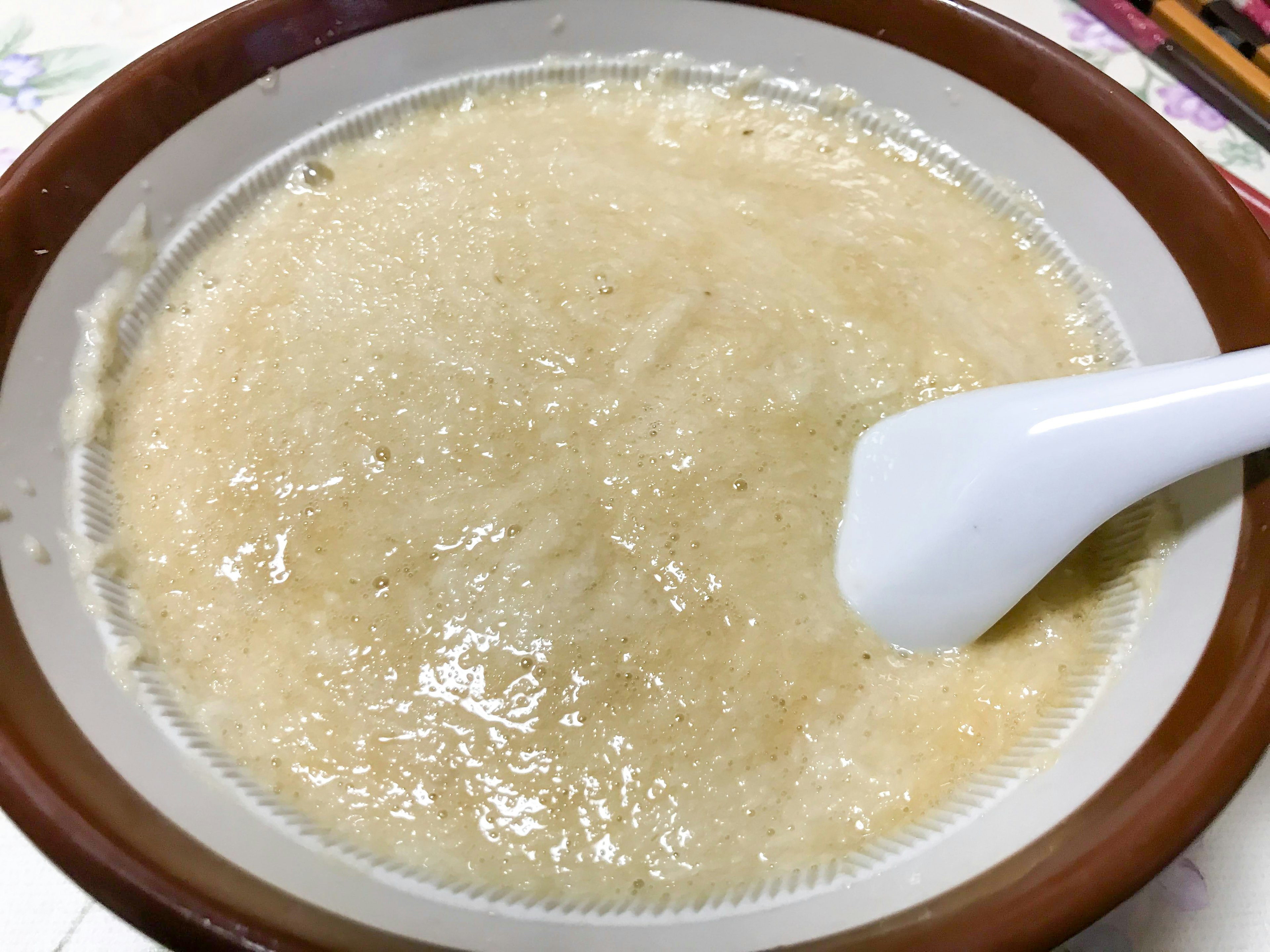 Bol de porridge chaud avec une texture épaisse