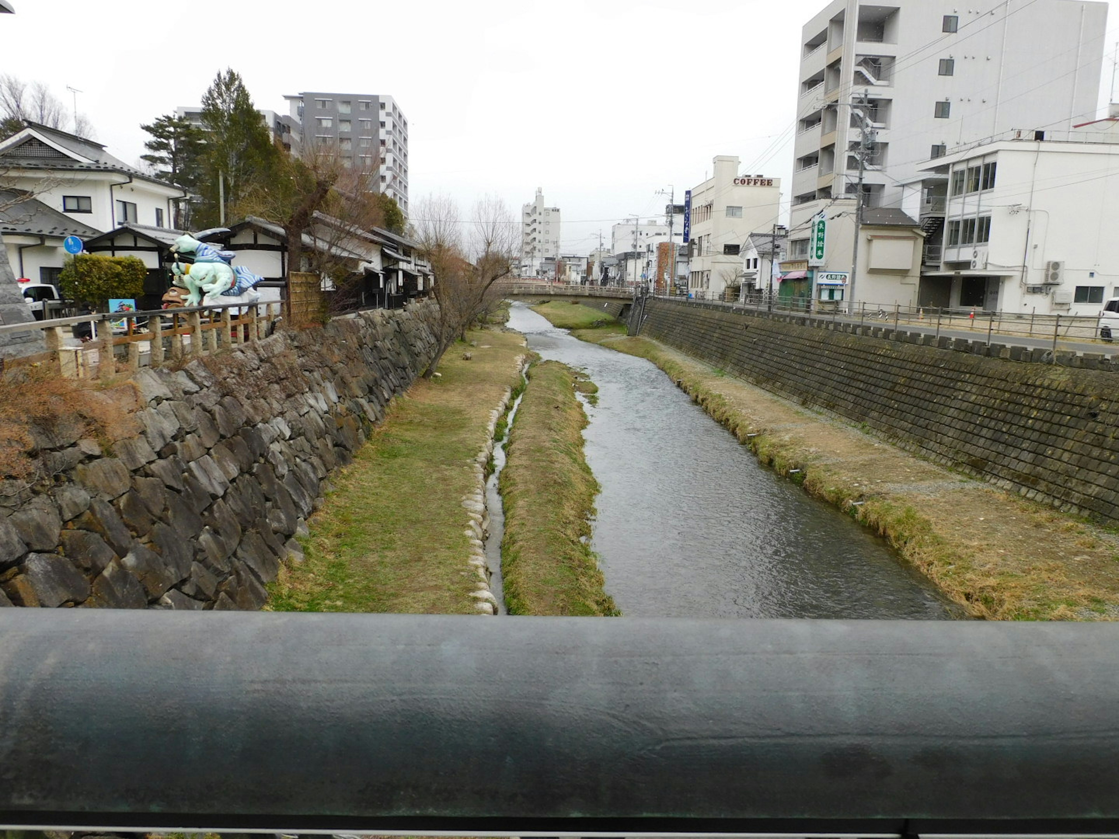 Paysage urbain avec une rivière et de l'herbe verte