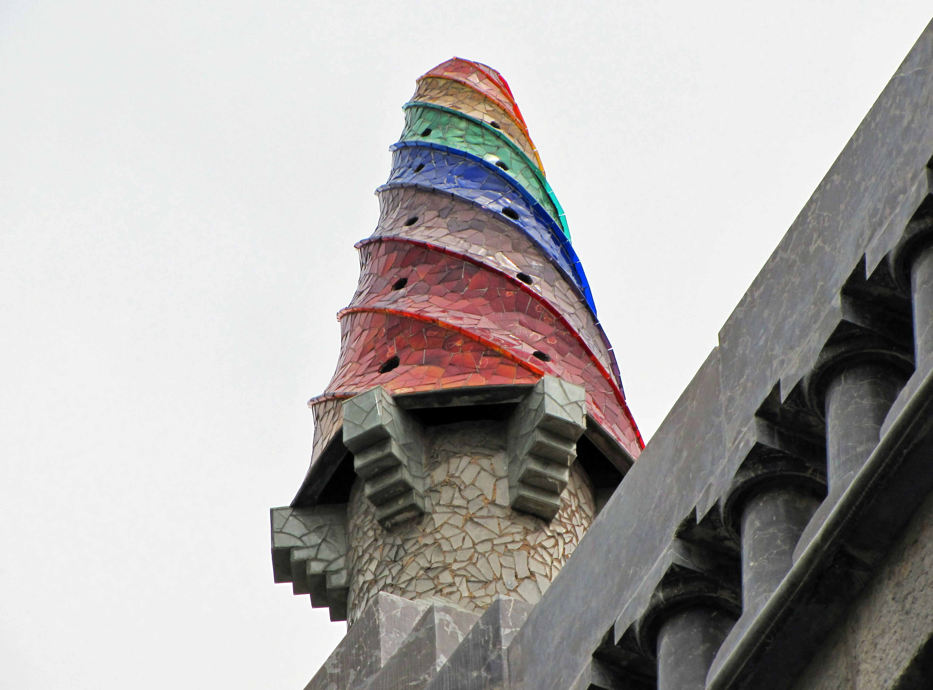 Puncak cerobong berwarna-warni dari Casa Batlló dengan desain spiral