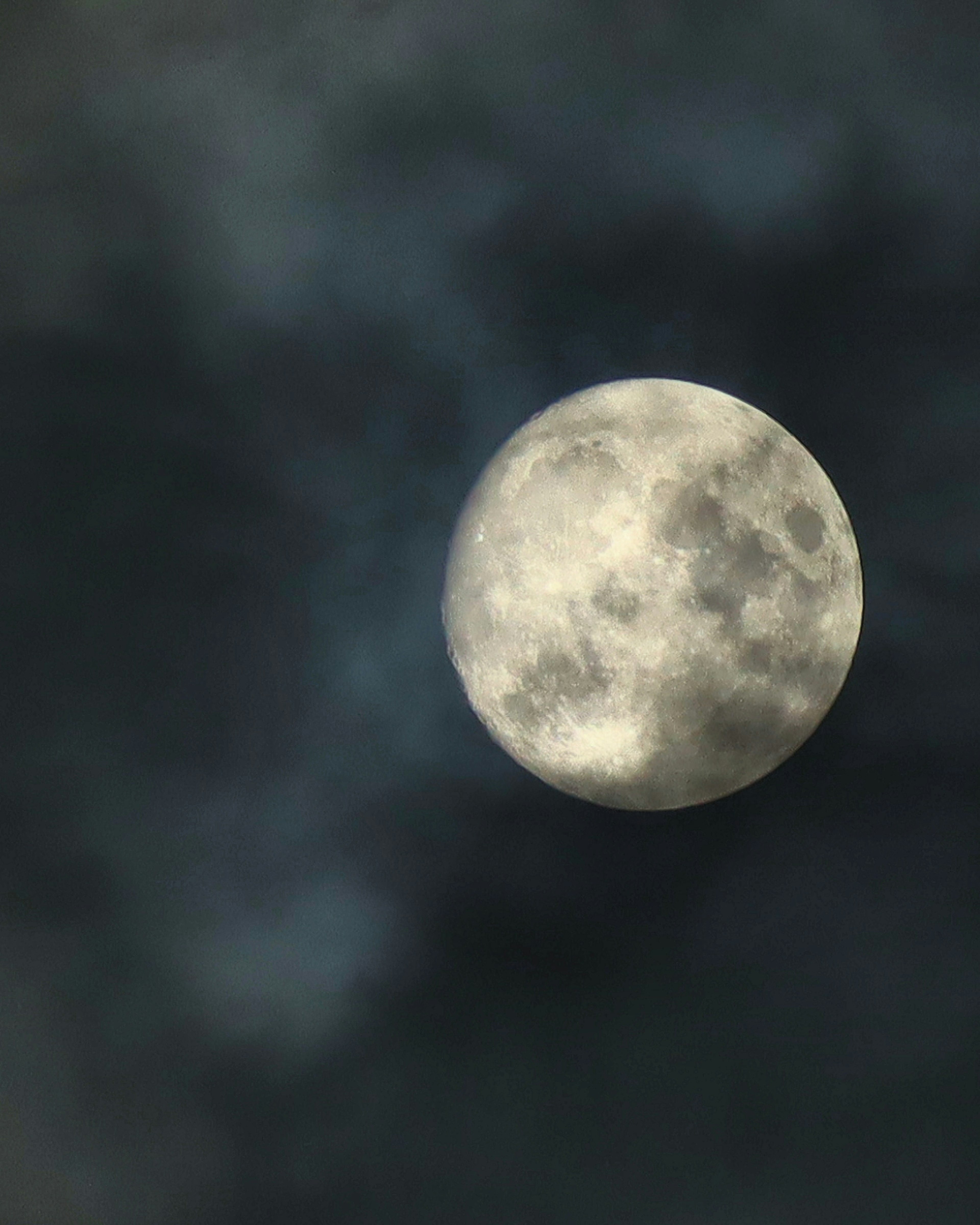 Ein schöner Vollmond am dunklen Himmel