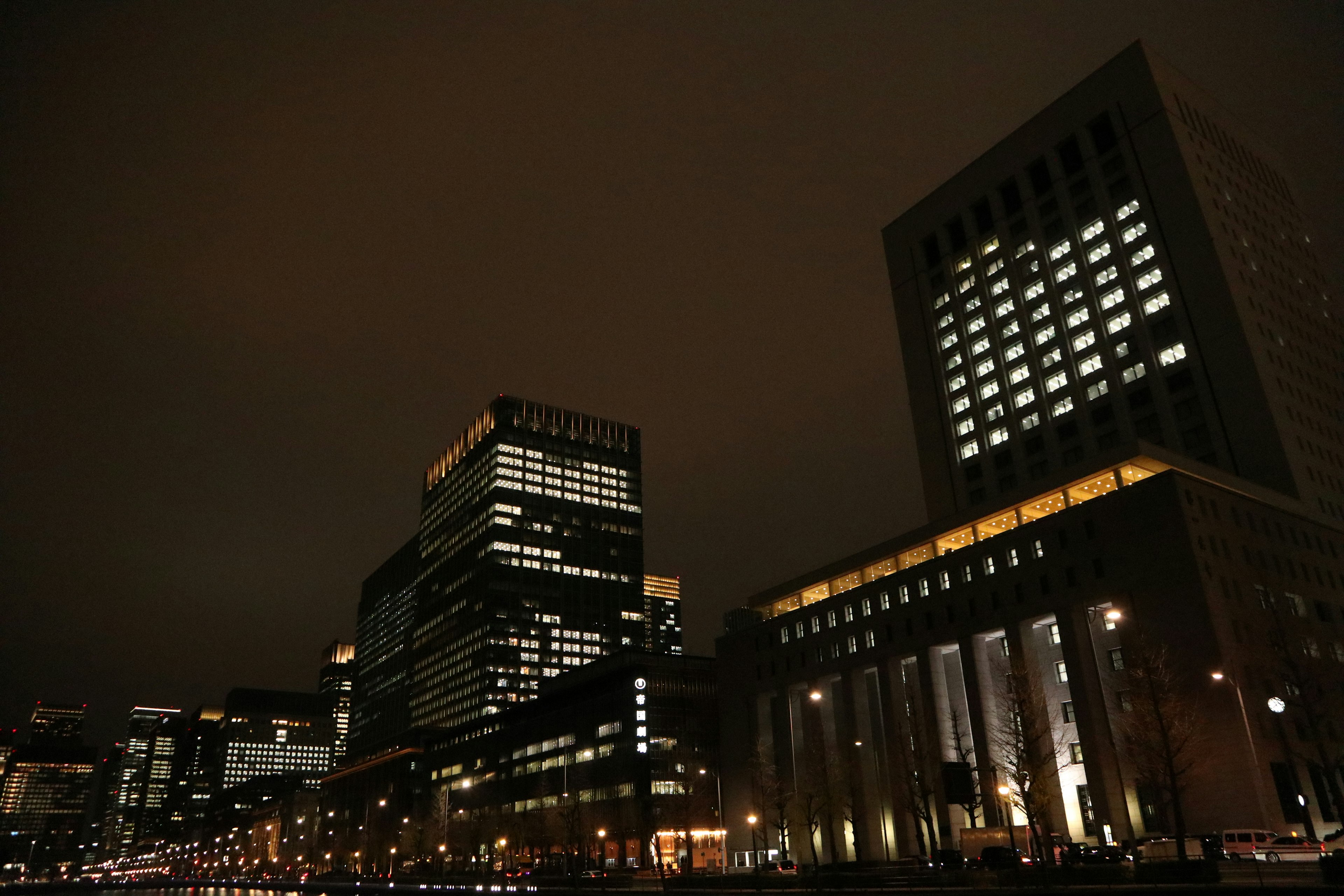 Paysage urbain nocturne avec des gratte-ciels illuminés