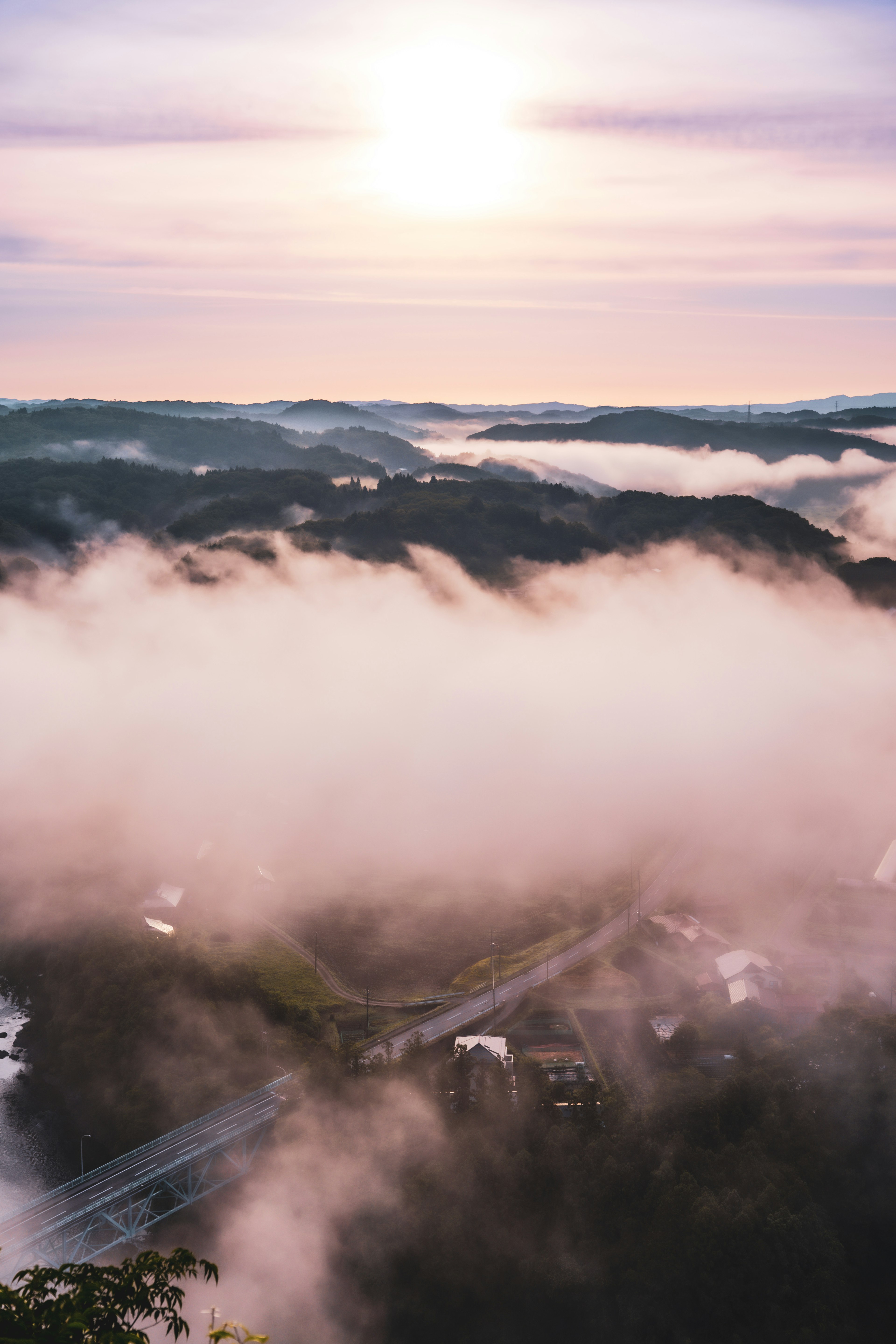 Paysage montagneux enveloppé de brouillard avec lever de soleil