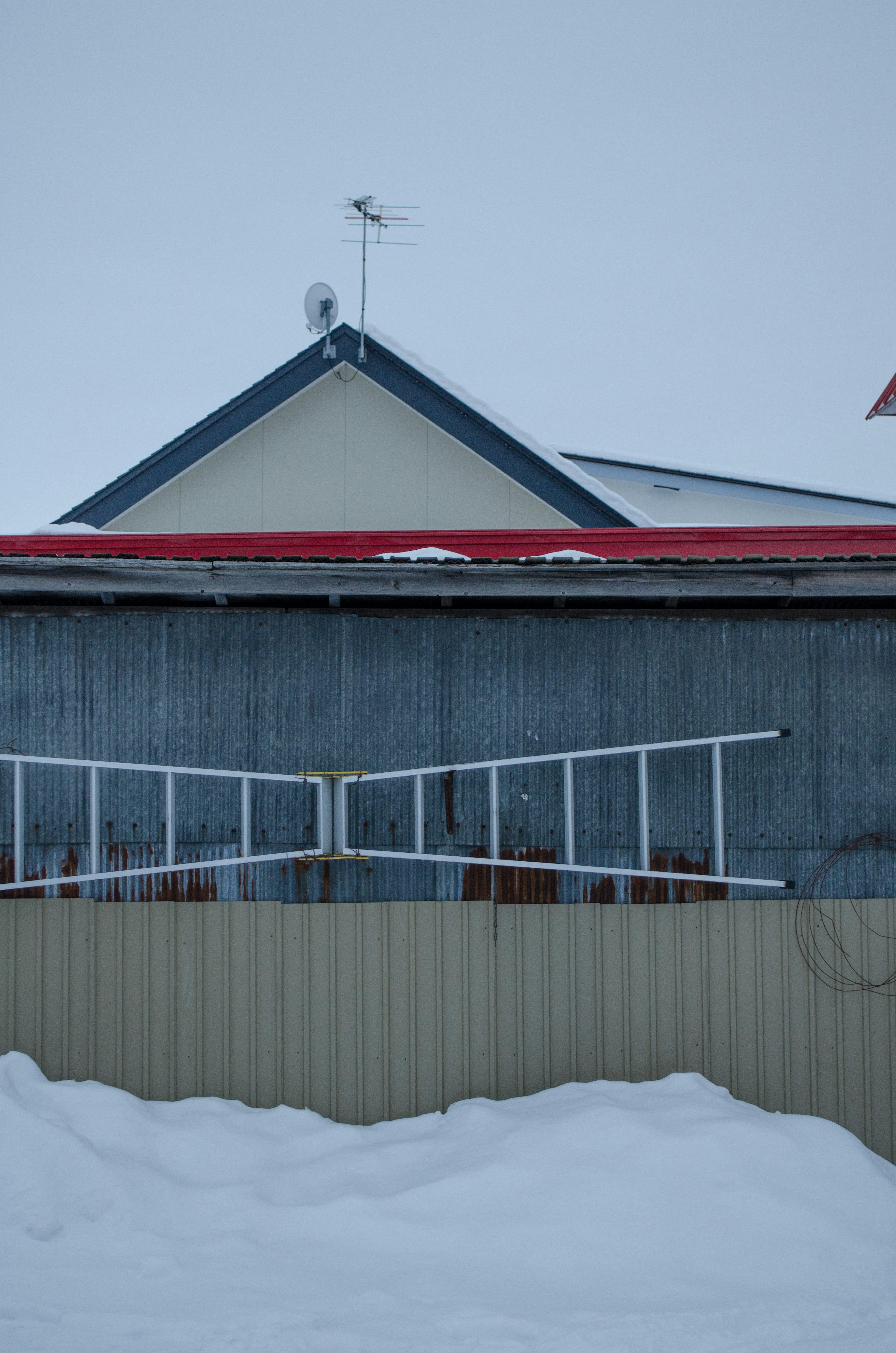 Edificio con techo cubierto de nieve y paredes de metal