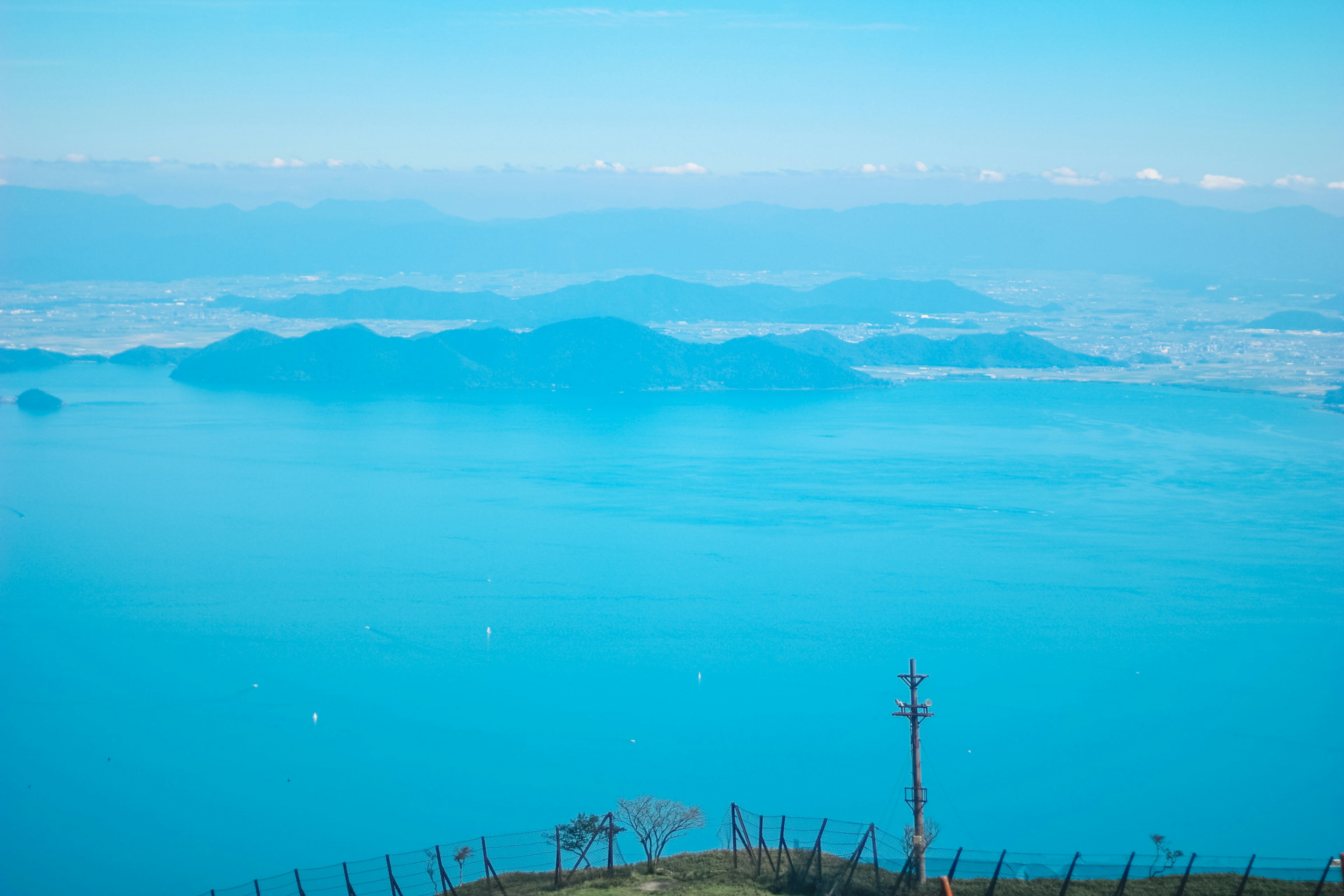 Vue magnifique d'un lac bleu avec des montagnes au loin