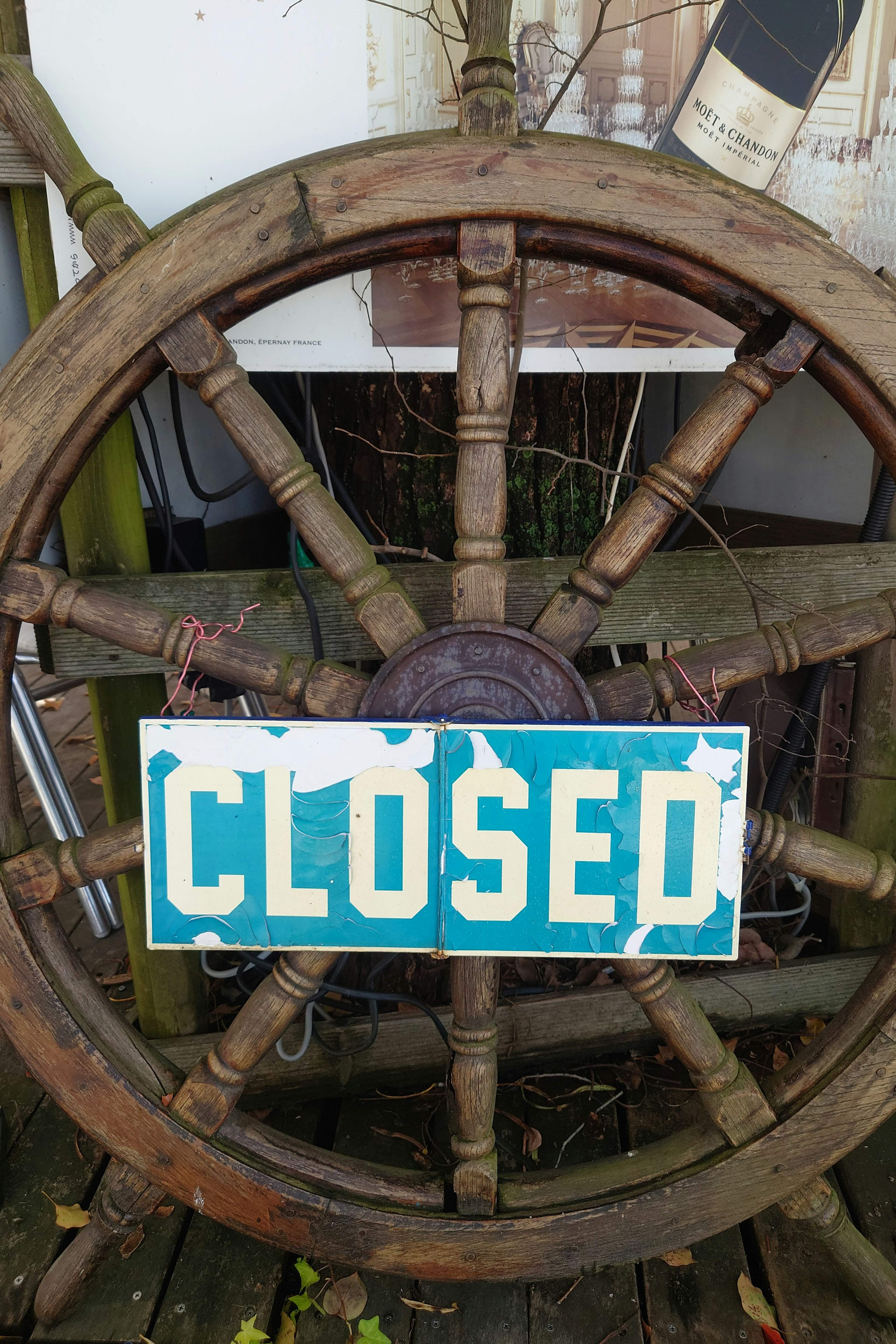 Image d'une vieille roue de bateau avec un panneau bleu CLOSED