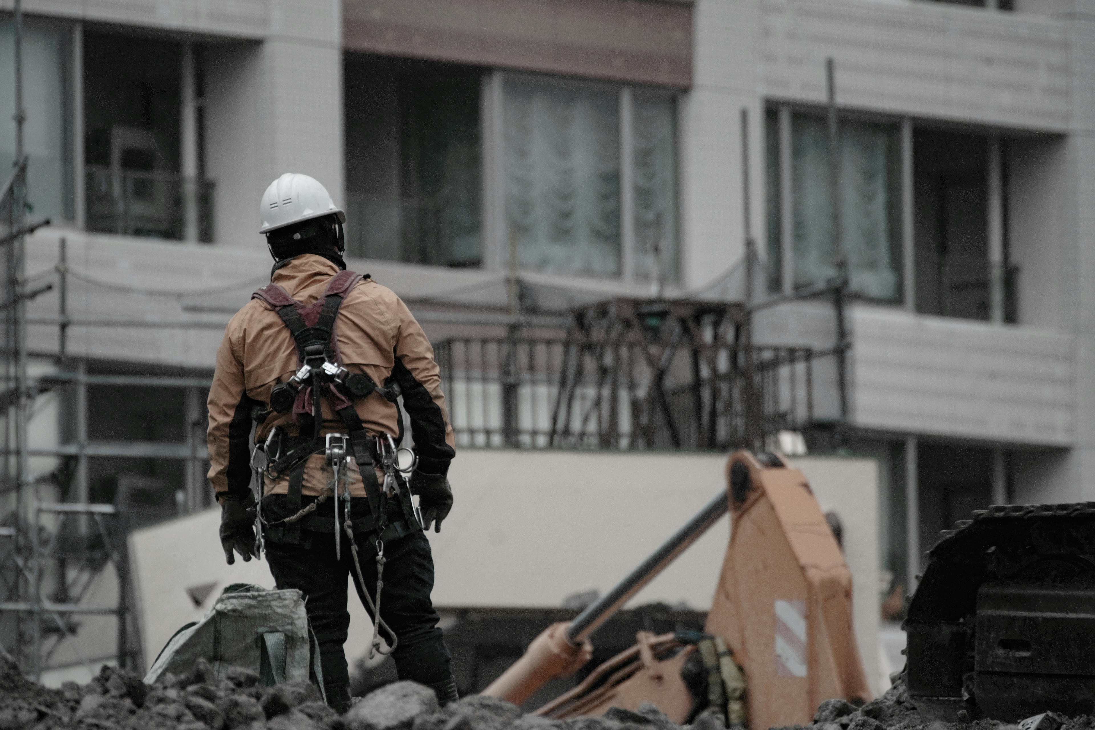 Un lavoratore edile con casco e attrezzatura di sicurezza in un cantiere