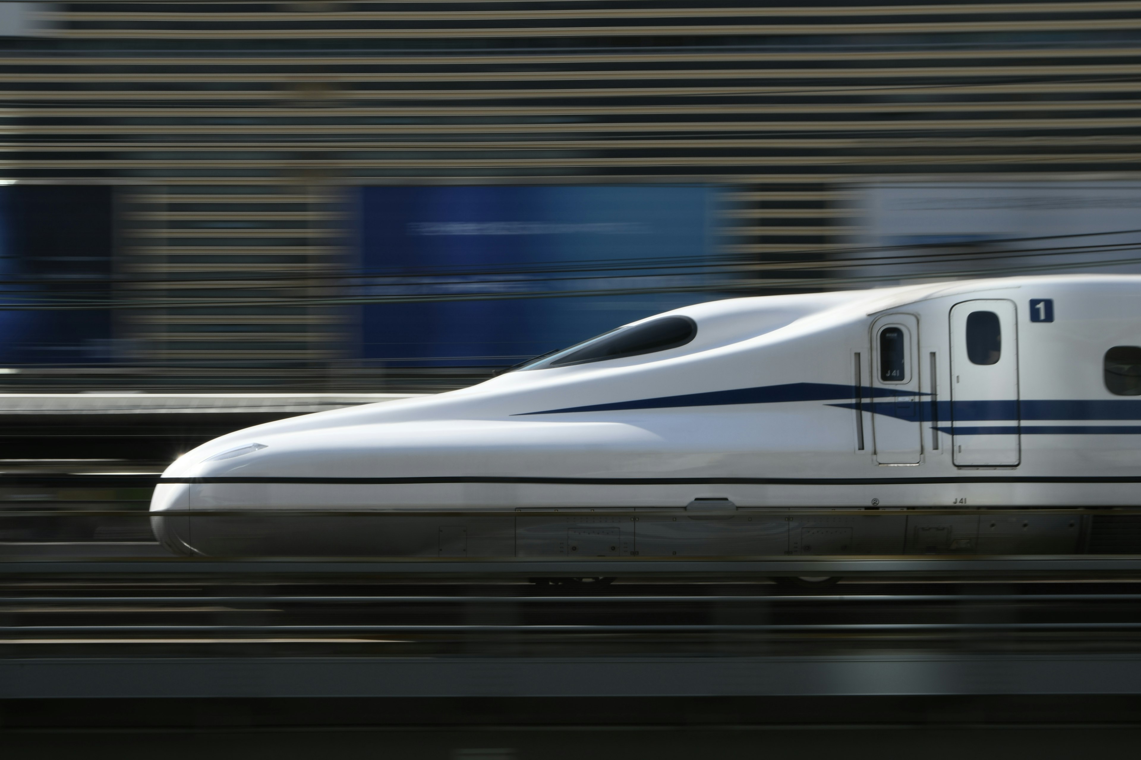 Shinkansen đang chạy nhanh trên đường ray