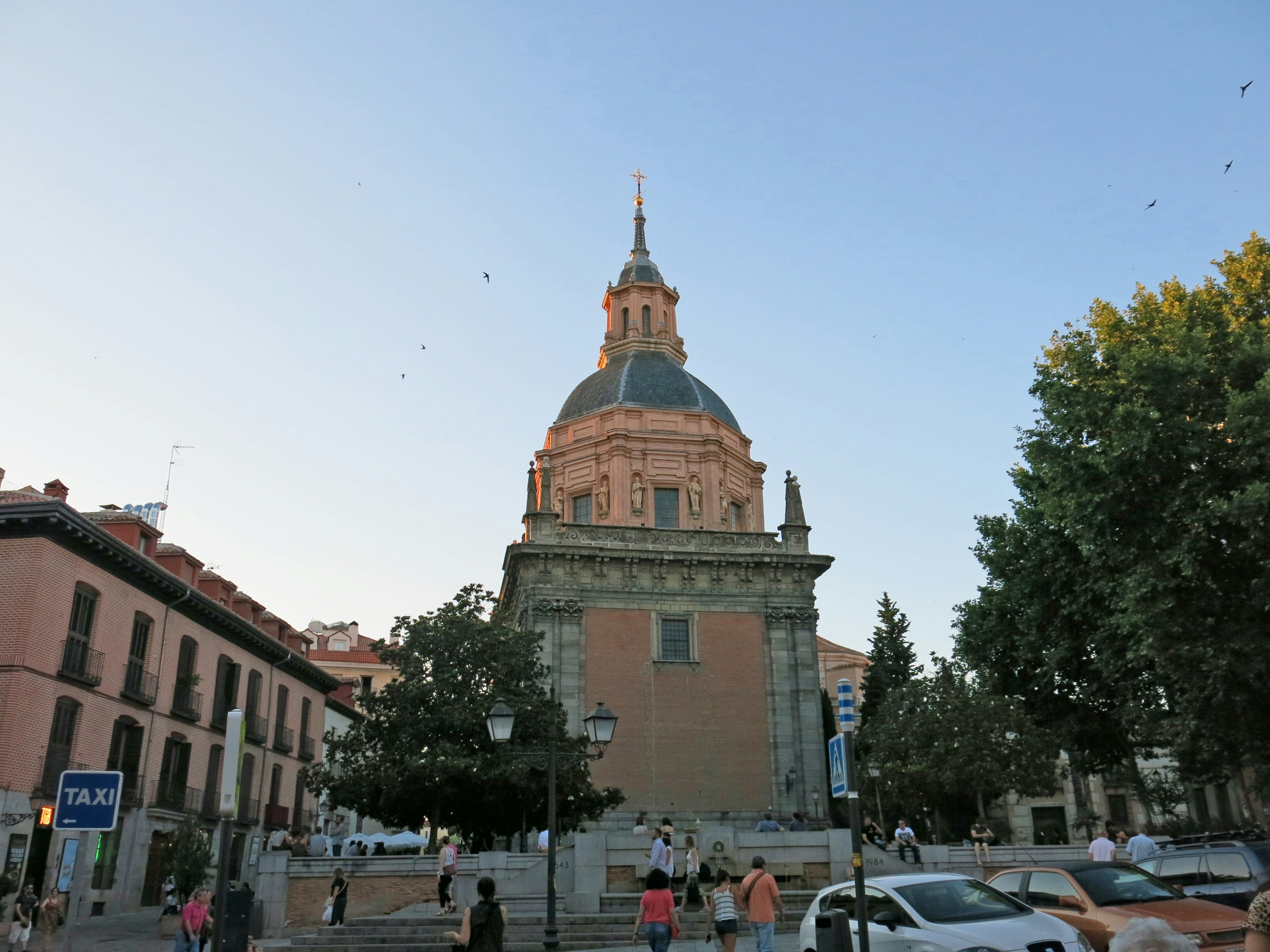 Bellissimo edificio con cielo blu chiaro