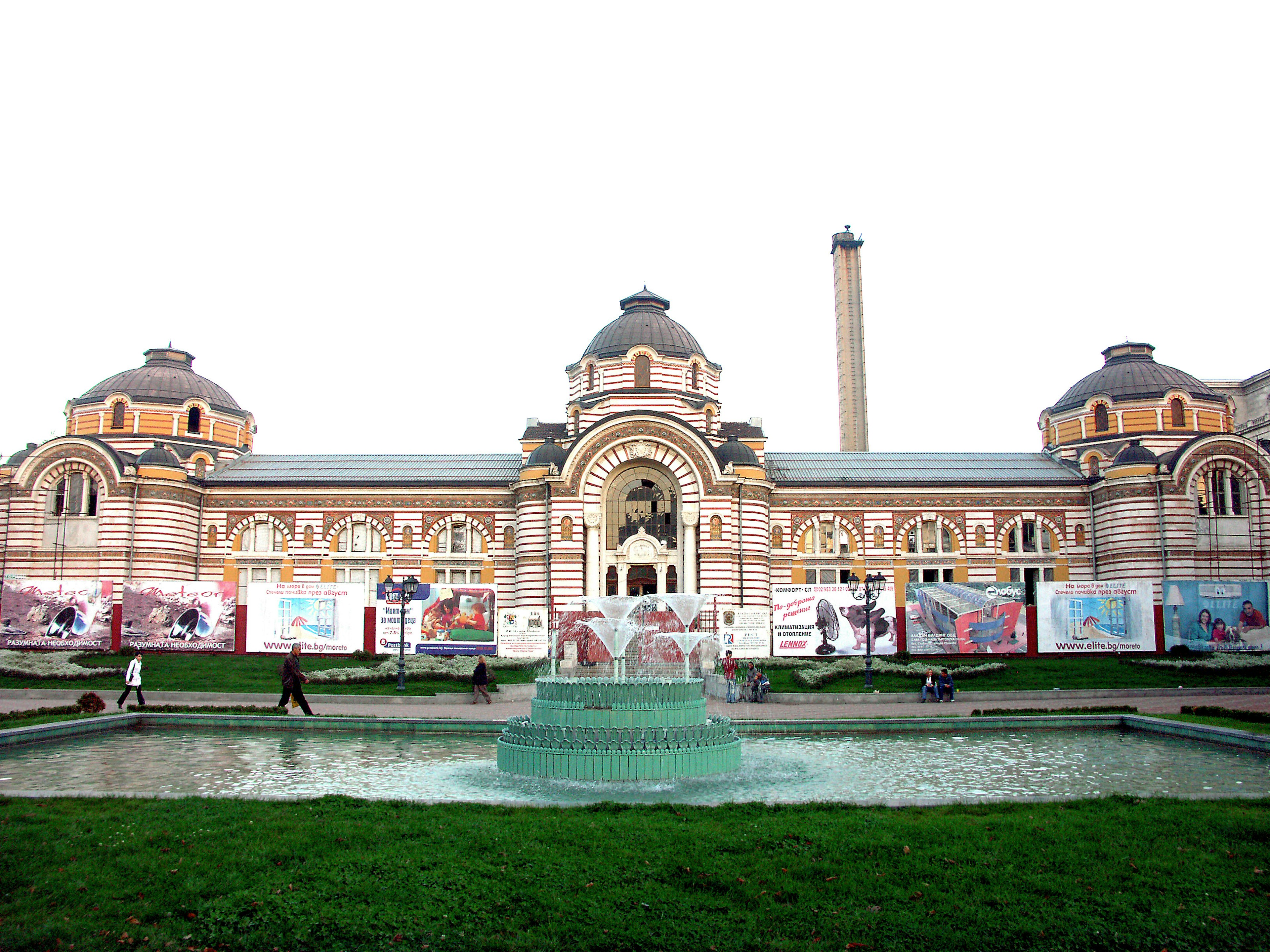 Edificio storico con bella architettura e fontana