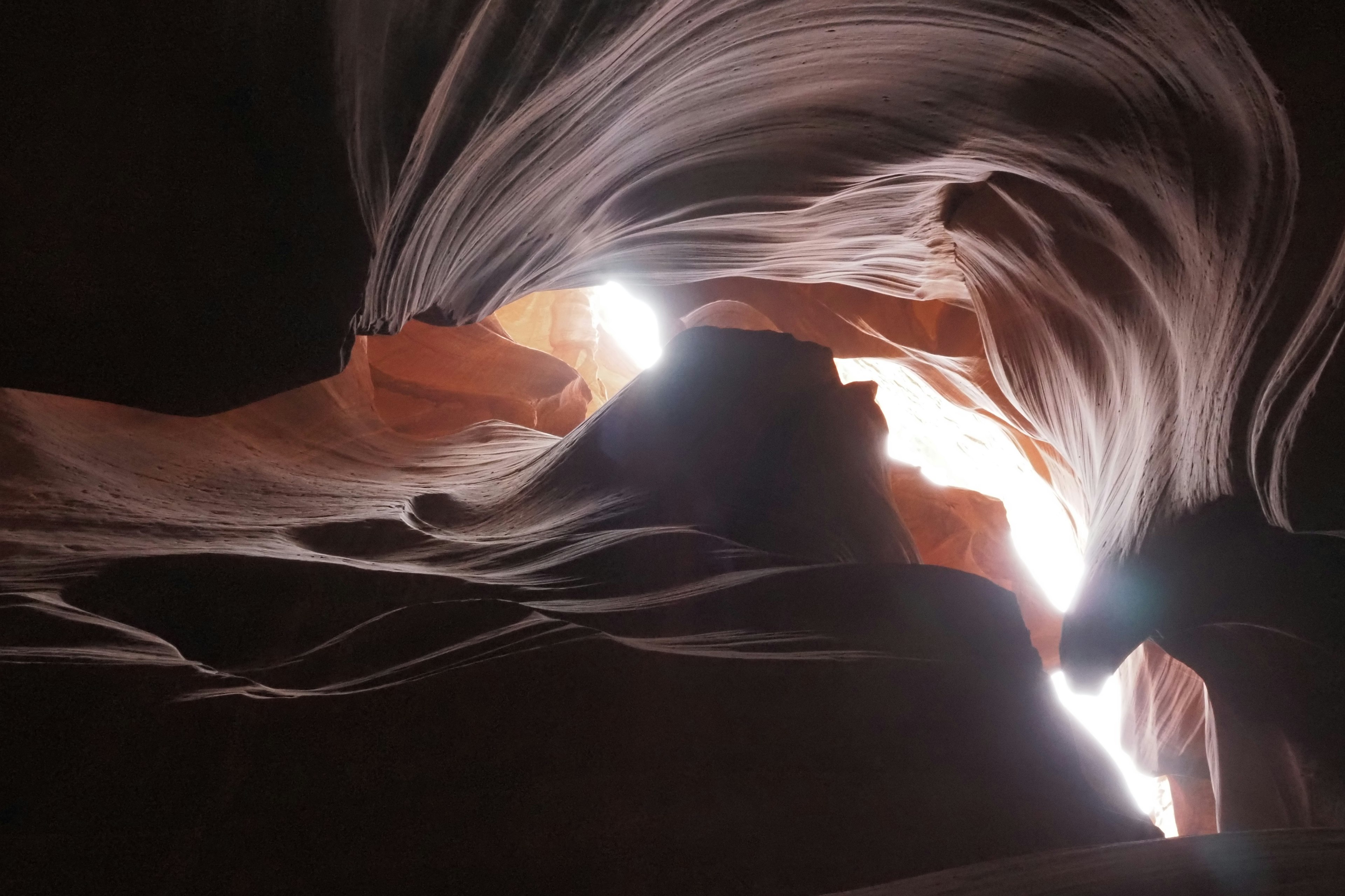 Pemandangan interior yang menakjubkan dari Antelope Canyon cahaya yang mengalir melalui formasi batuan menciptakan warna-warna cerah