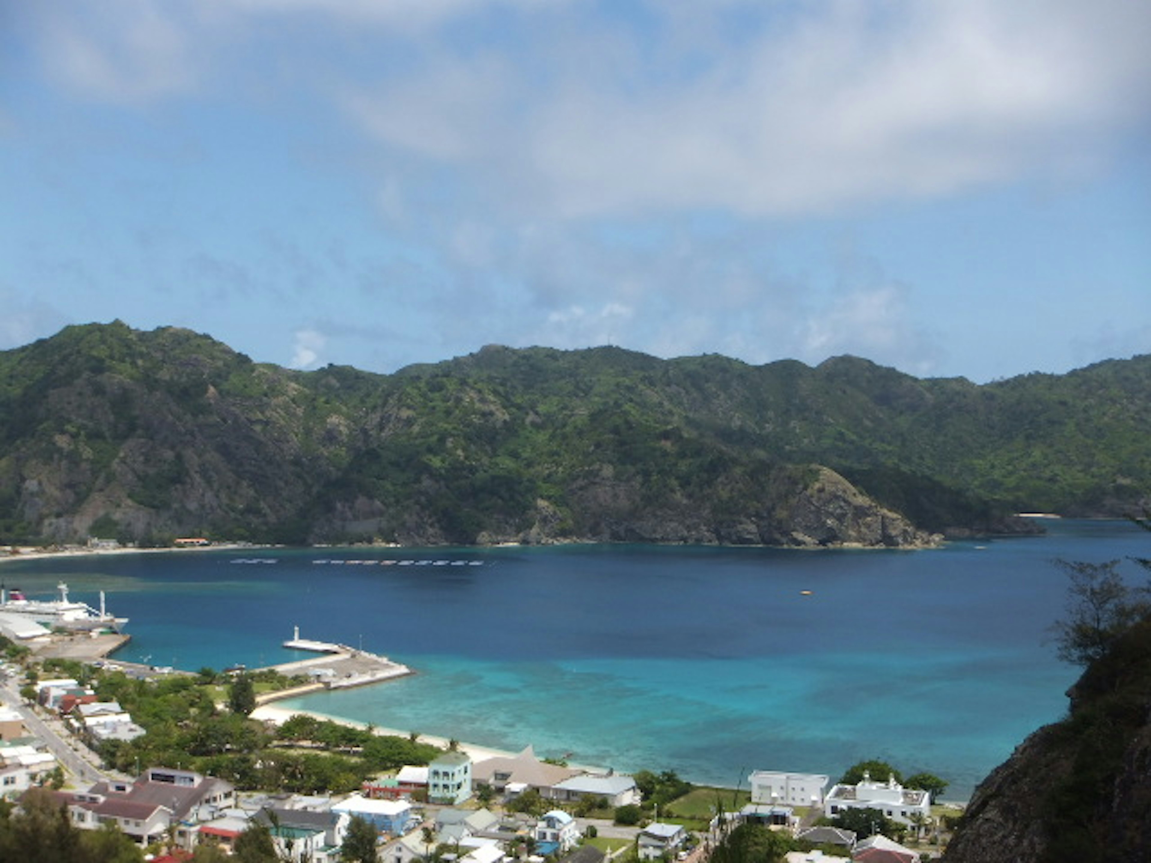 Vue panoramique de la mer bleue et des montagnes vertes