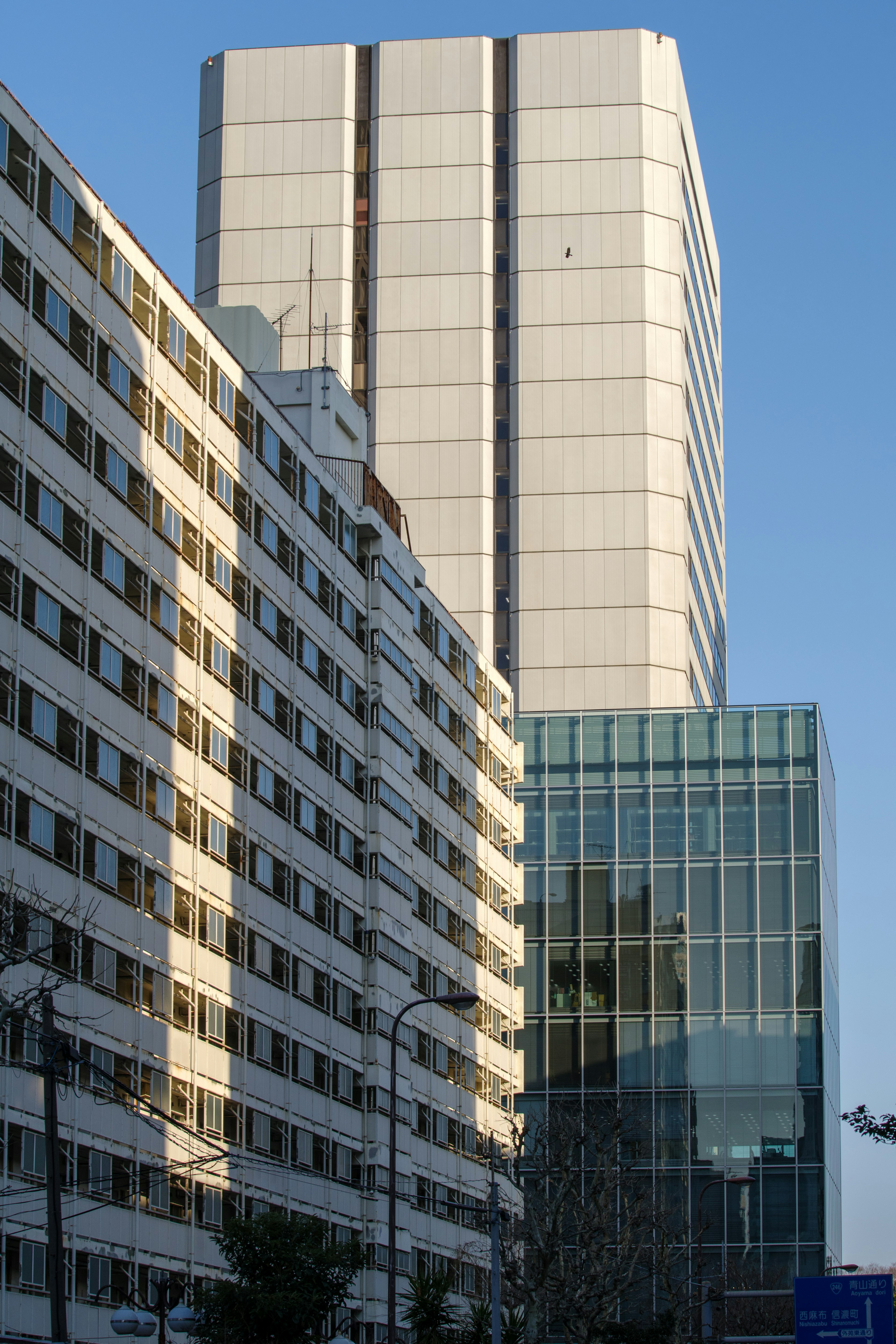 城市風景，包含一棟高樓和一座玻璃建築