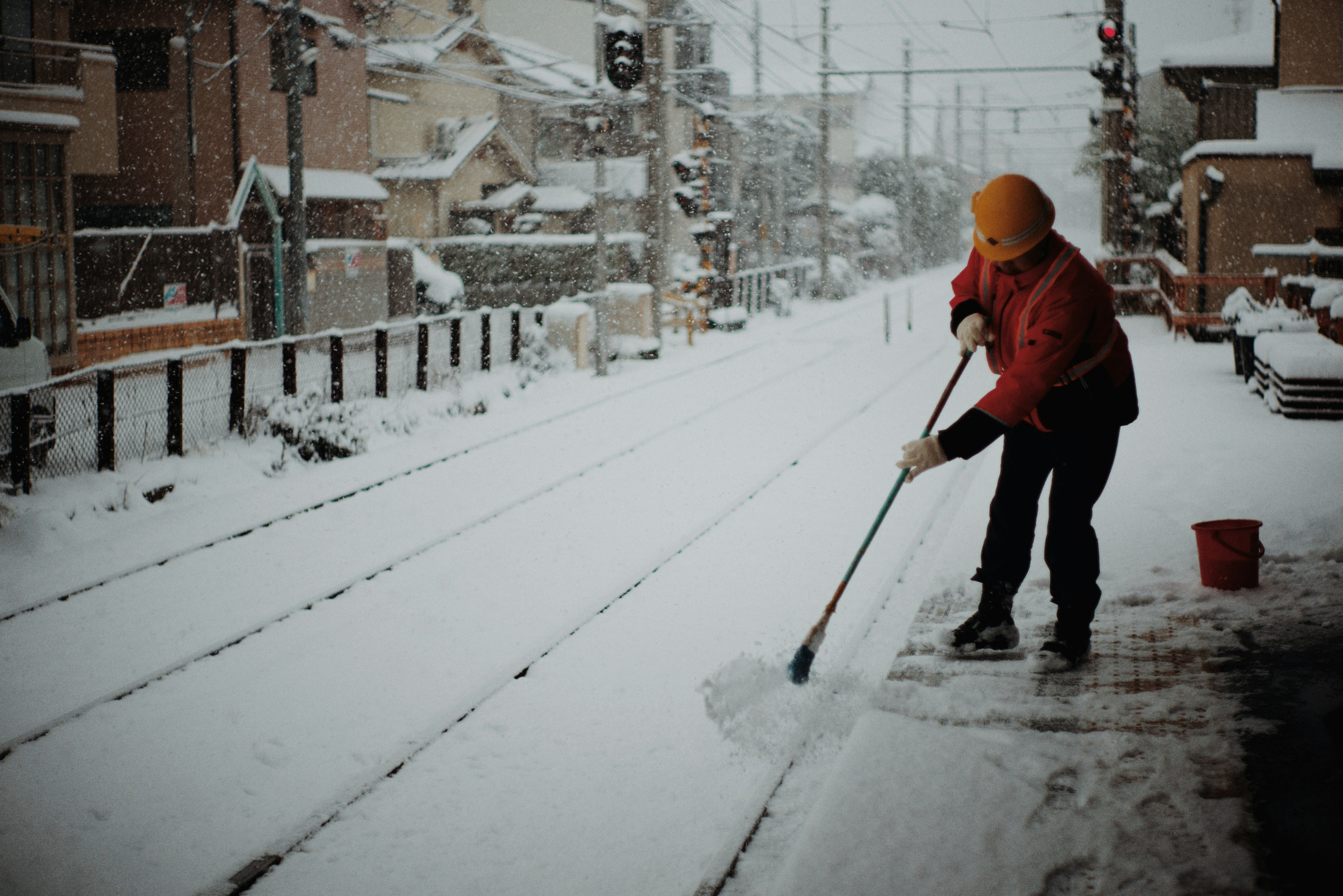 在冬季場景中清理火車軌道上的雪的工人