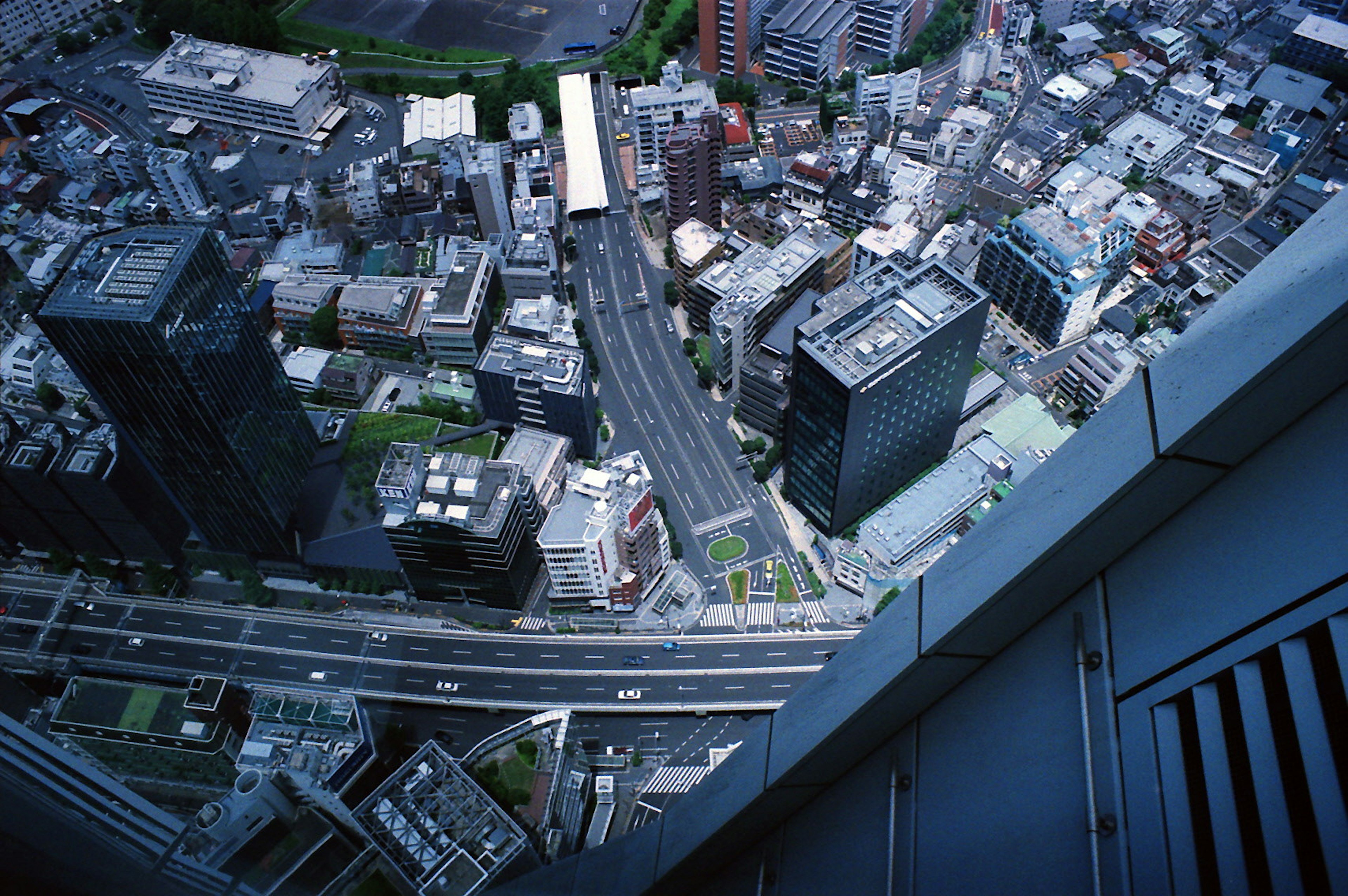 高層ビルから見た都市の景色 道路と建物が広がる