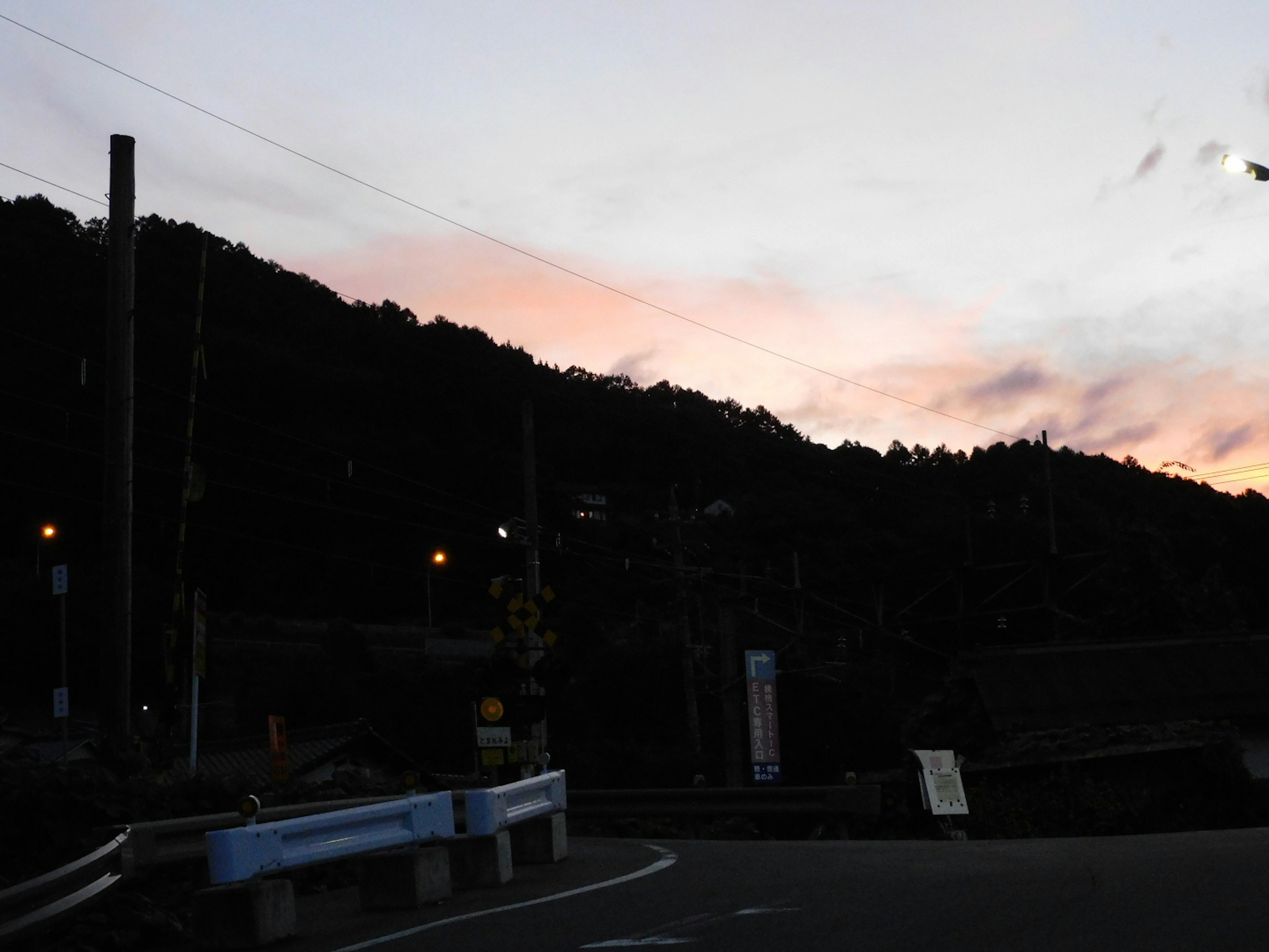 Silhouette d'une montagne contre un ciel au coucher du soleil