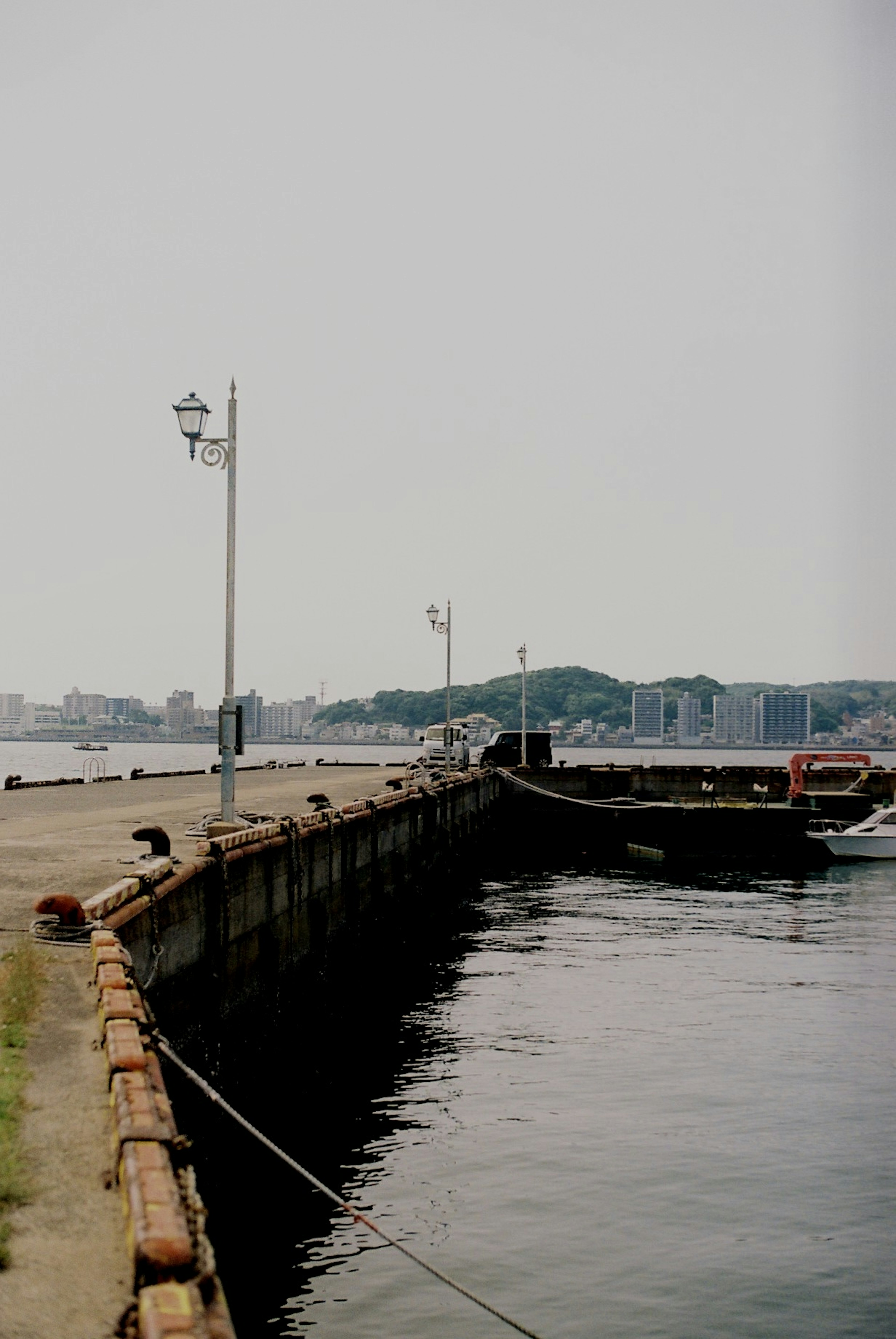 沿着码头的风景，有船只和城市天际线