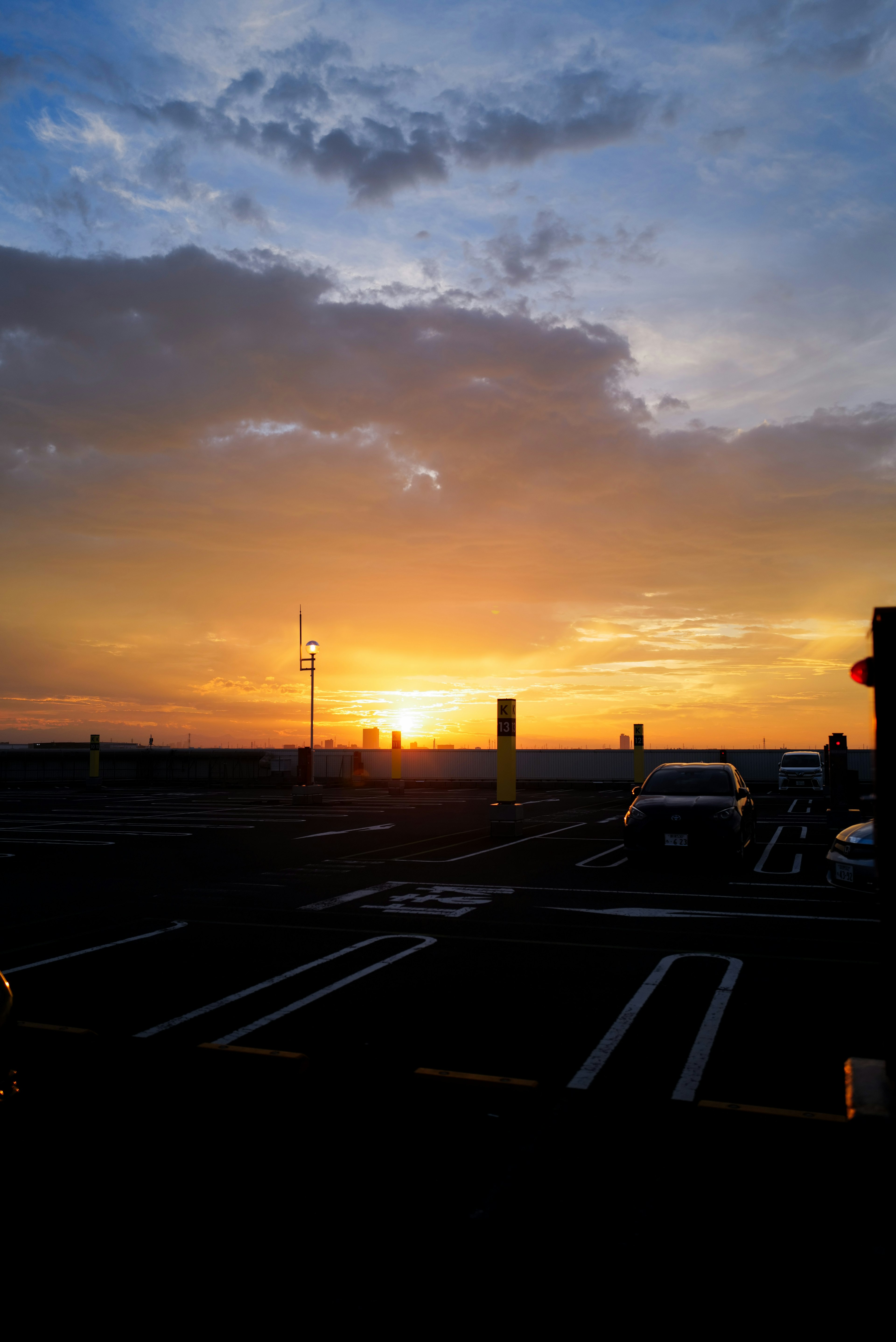 Hermoso cielo de atardecer con colores vibrantes visto desde un estacionamiento